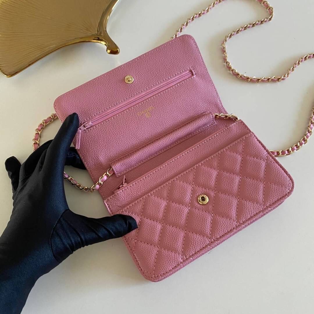 หนังแท้ VIP GIFT CHANEL CLASSIC CROSSBODY CHAIN IN PASSTEL BAG ทำไมน่ารักขนาดนี้ ^^ สีโทนพาสเทลละมุนมากค่ะ งานหายาก สายคิ้วห้ามพลาดเลยน้าาา วัสดุหนังลายคาเวียร์ อยู่ทรงคุณภาพดีตามแบบฉบับของแบรนด์ ขนาดกำลังดี น้ำหนักเบา ด้านหน้ามีโลโก้แบรนด์อะไหล่หรู มีช่อ