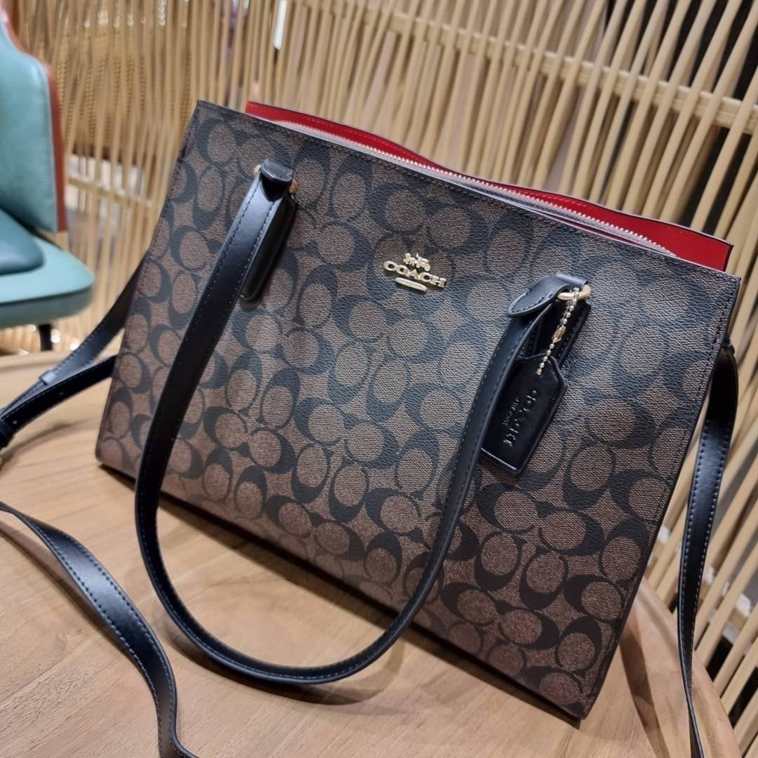 COACH C4075 TATUM CARRYALL IN SIGNATURE CANVAS คอลเลคชั่นใหม่ล่าสุด จัดมาให้ได้สวยก่อนใคร สวยหรูทุกสี!! ลุคผู้ดีต้องมาอีกหนึ่ง กระเป๋าสะพายทรงสวย ที่มาพร้อมสายสะพายไหล่ในตัว และสายครอสบอดี้สำหรับสะพายข้าง วัสดุหนัง crossgrain สวยคมมากๆ ตัวกระเป๋าถูกแบ่งเป