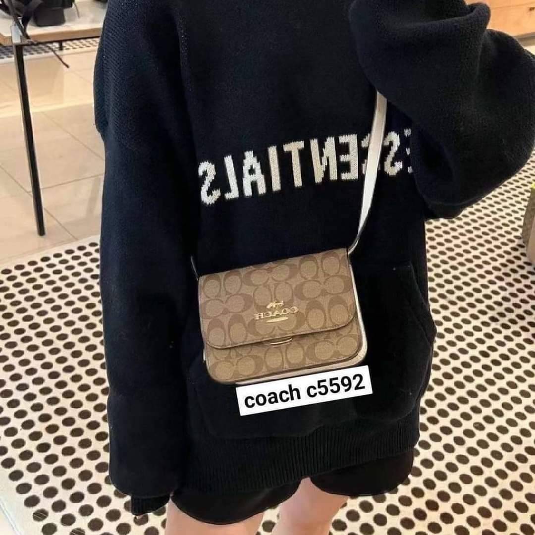 COACH MINI BRYNN CROSSBODY IN SIGNATURE CANVAS (COACH C5592)🍁สวยหรูหรา น่ารัก ด้วยลุคคุณหนู เกินเบอร์มาก!!//กระเป๋าถือ กระเป๋าสะพาย ลุคเก๋ ไซร์มินิ จะถือเป็นครัชแบบเลิศๆ หรือสะพายเป็นครอสบอดี้สุดชิลๆก็รอด// วัสดุหนังแคนวาสคุณภาพ ตกแต่งดีเทลหรูด้วย