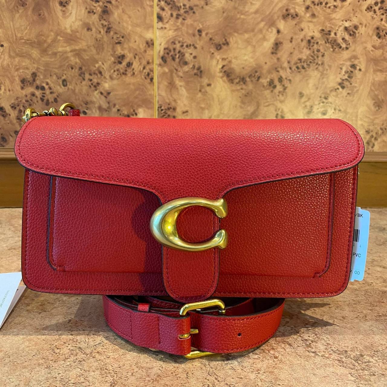 COACH TABBY SHOULDER BAG 26 ((73995)) พัฒนามากจากกระเป๋า Coach รุ่นดังยุค 1970 ทำจากผ้า Canvas เคลือบลายซิกเนเจอร์ หนังลายกรวดและหนังกลับ ด้วยวัสดุคลาสสิค มากับสายที่ถอดได้ถึง 2 สาย ไม่ว่าจะเป็นสายหิ้วหรือสายสะพาย หนังลายกรวดและหนังลูกวัวแบบเนื้อละเอียด แ