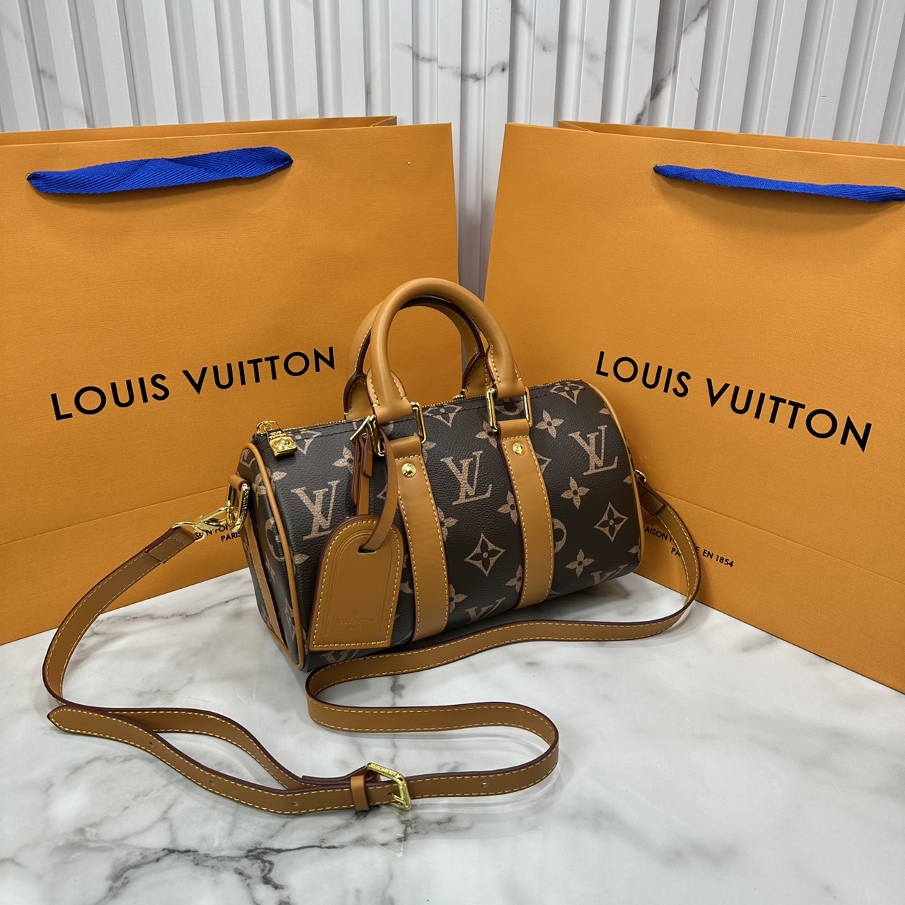 LV Keepall Bandoulière 25 Bag Monogram Canvas กระเป๋าสะพายทรงหมอนวินเทจสุดคลาสสิค ดีเทลเป็นเอกลักษณ์ เรียบหรู