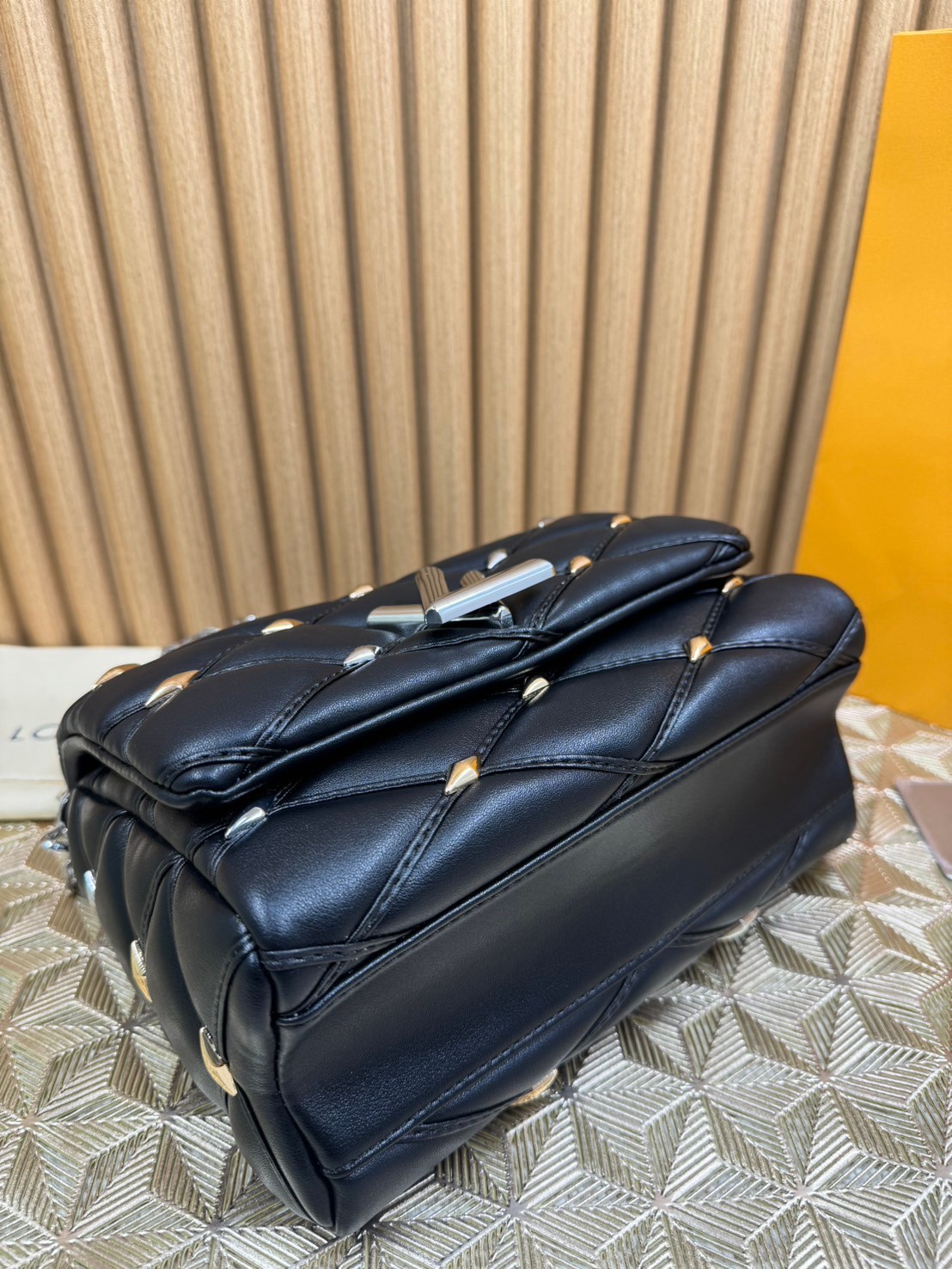 พร้อมส่ง 3 สี LV Twist Bag 24cm / LV GO-14 กระเป๋าหนังบุนวมอันเป็นเอกลักษณ์ของเมซง เกรดออริจินอล 1:1 สลับแท้ ภาพถ่ายจากงานขายจริง