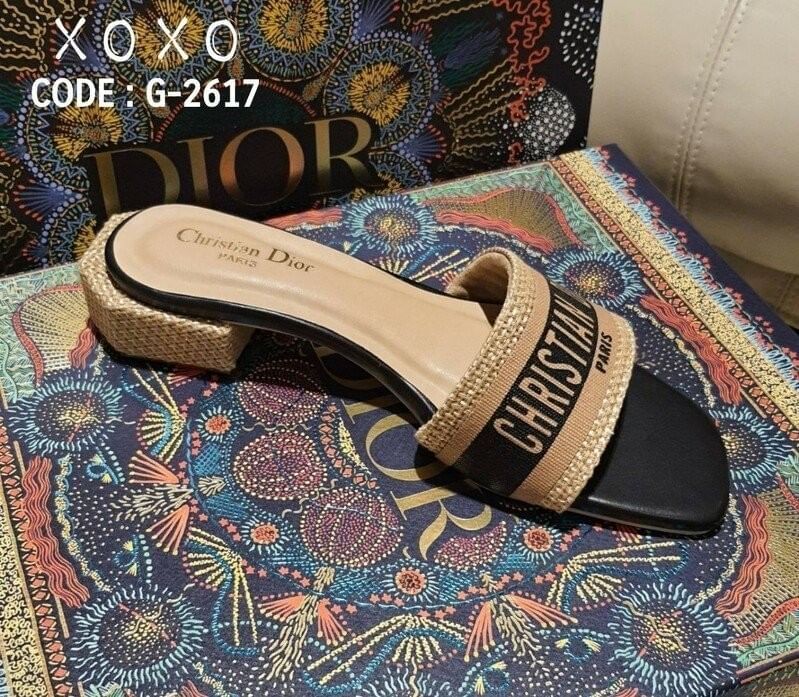 Christian Dior งานสวม อีกตัวที่เลิศๆ จร้า สวย เก๋ มีส้นเล็กน้อย กำลังใส่สบาย งาน สวย เนียบร้อย วัสดุผ้ากระสอบวางทับ โลโก้แบรนด์ งานตัดกันสวยมาก ส้นเป็นทรง 6 เหลี่ยม สวยเก๋มากคะ