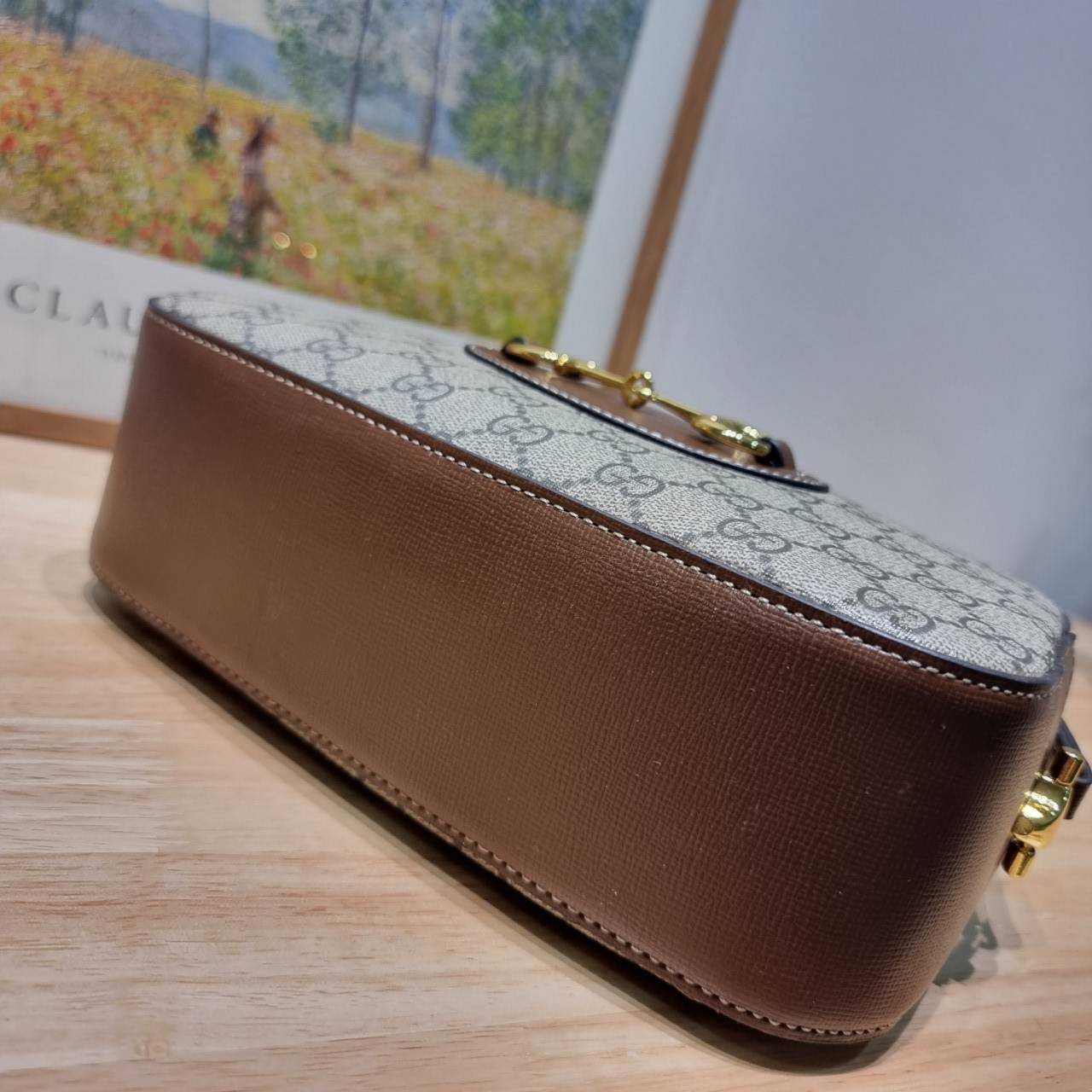 GG HORSEBIT 1955 SMALL SHOULDER BAG ที่สุดของความคลาสสิค กับกระเป๋าสะพายทรง camera ที่ใช้งานง่ายและคล่องตัว โดดเด่นด้วยอะไหล่โลโก้วินเทจเอกลักษณ์