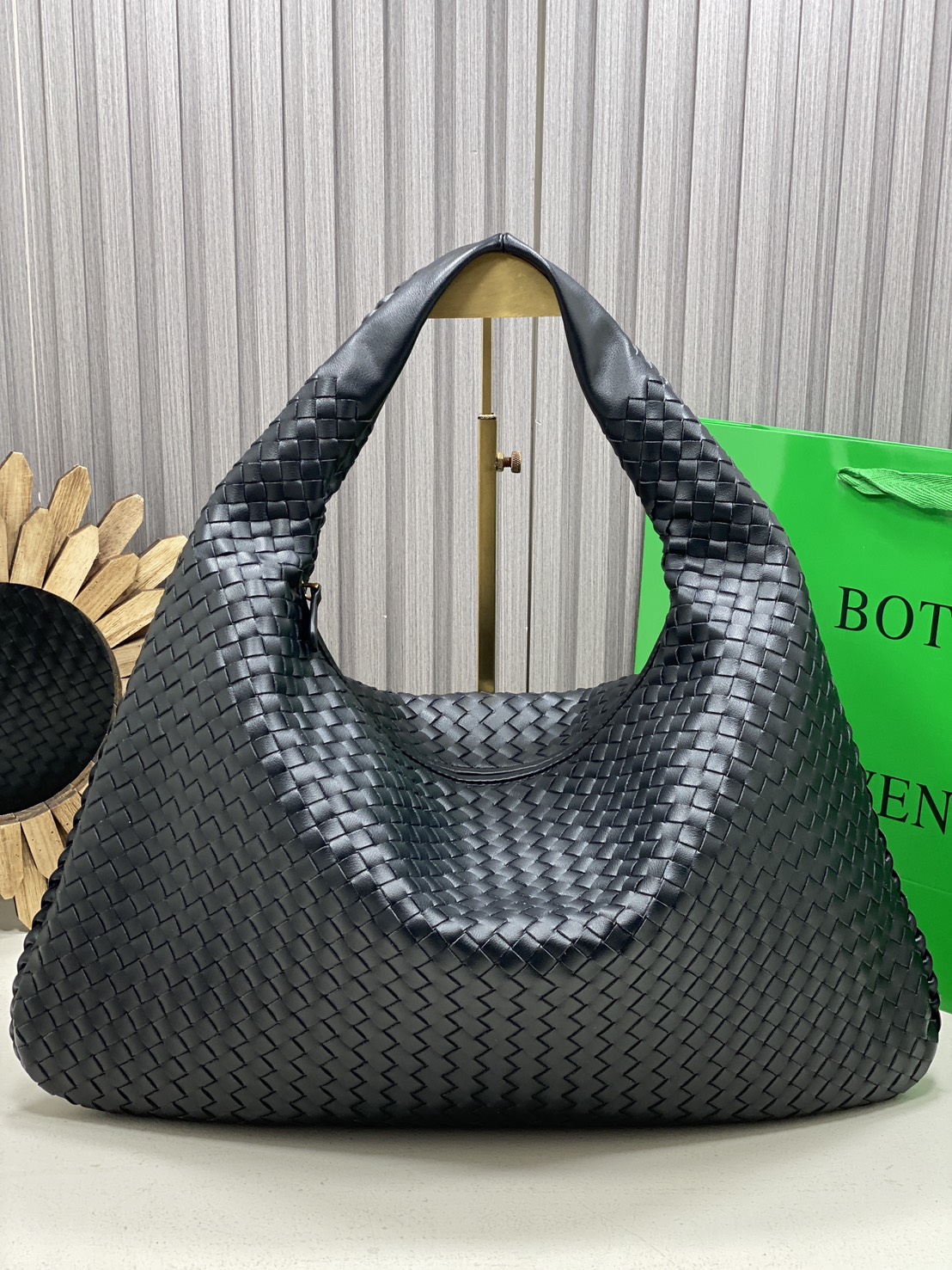 BOTTEGA Large Hop Shoulder Bag 48cm / BOTTEGA Hobo Bag กระเป๋าสะพายไหล่ใบใหญ่ จุของได้เยอะมาก ดีไซส์สานเป็นเอกลักษณ์สวยงาม