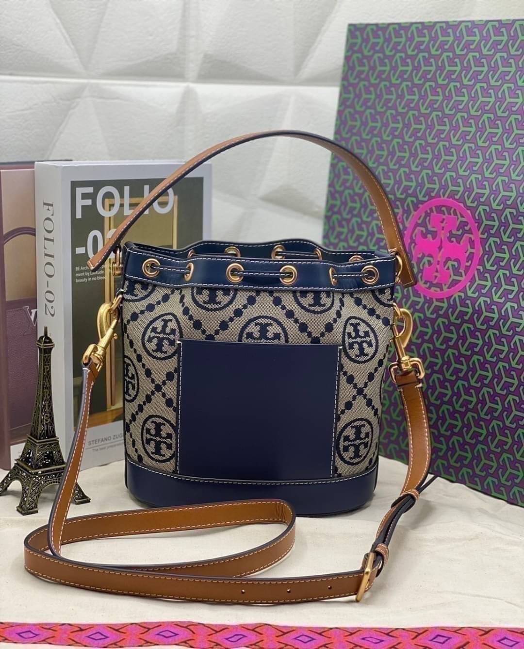 Medium Tory Burch T Monogram jacquard bucket bag กระเป๋าทรงบัคเก็ตลายโมโนแกรม ที่ได้รับแรงบันดาลใจมาจากโลโก้สุดคลาสสิก กลับมาอีกครั้งในรูปแบบของ ลวดลาย T Monogram ที่ผสมผสานความร่วมสมัยเข้ากับความเป็นเอกลักษณ์ของแบรนด์เข้าไว้ด้วยกัน