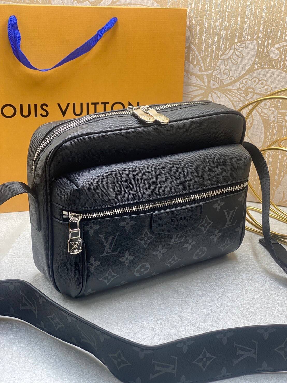 LV Messenger OUTDOOR Bag M30233 กระเป๋าแมสเซนเจอร์ กระเป๋าสะพายข้าง เป็นทรงที่ได้รับความนิยมอย่างมาก เนื่องจากมีขนาดกำลังดี พกพาสะดวกและมีดีไซน์หลากหลาย