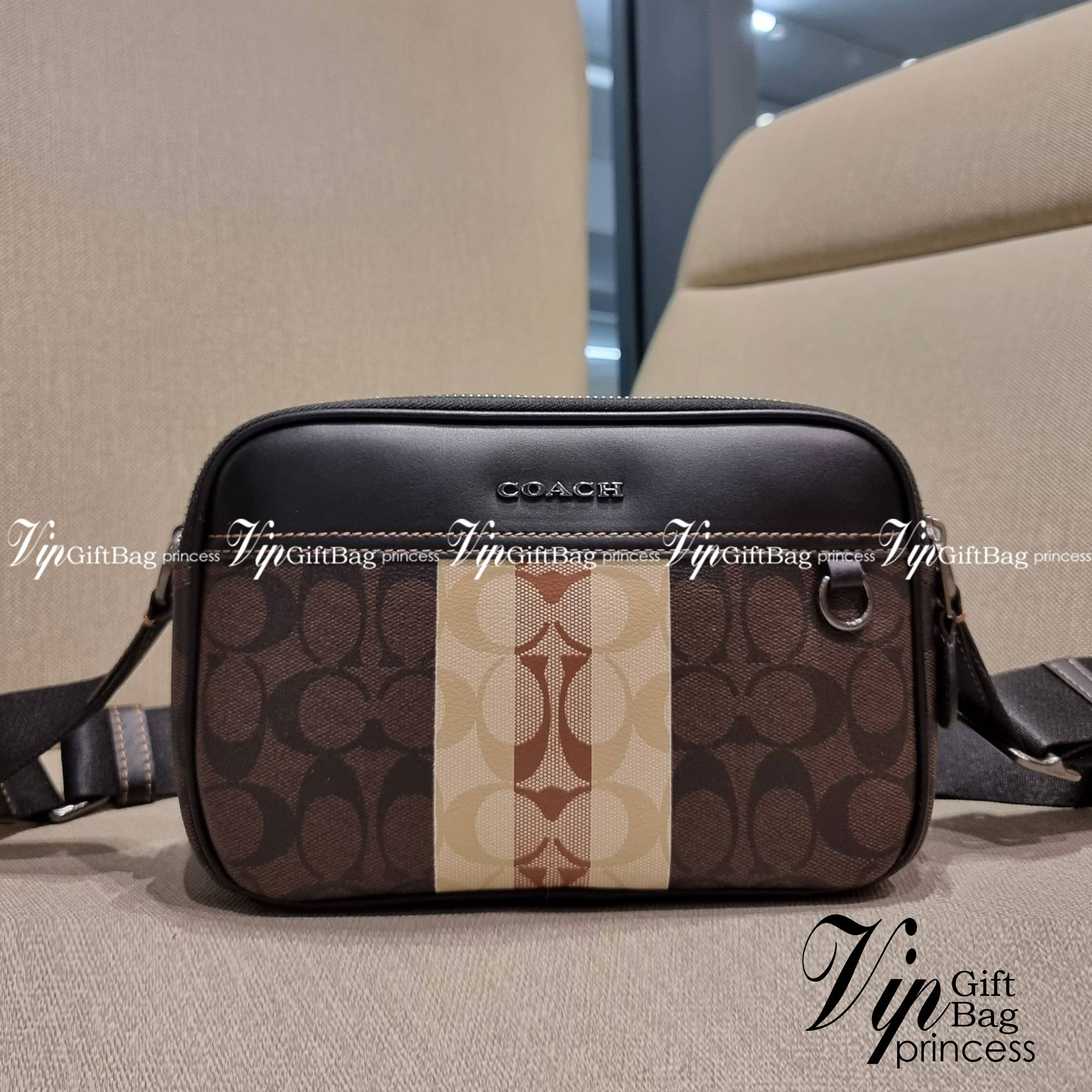 COACH GRAHAM CROSSBODY IN BLOCKED SIGNATURE CANVAS WITH VARSITY STRIPE C9965 อีกหนึ่งกระเป๋าครอสบอดี้รุ่นยอดฮิตสำหรับหนุ่มๆ ที่สาวๆก็ใช้ได้!! ดีไซน์ใหม่เพิ่มดีเทลความแพงไปอีก รูปทรงคลาสสิค ใช้งานสะดวก ง่ายต่อชีวิต วัสดุหนังแคนวาสเคลือบลายสลับหนังแท้ ด้านห