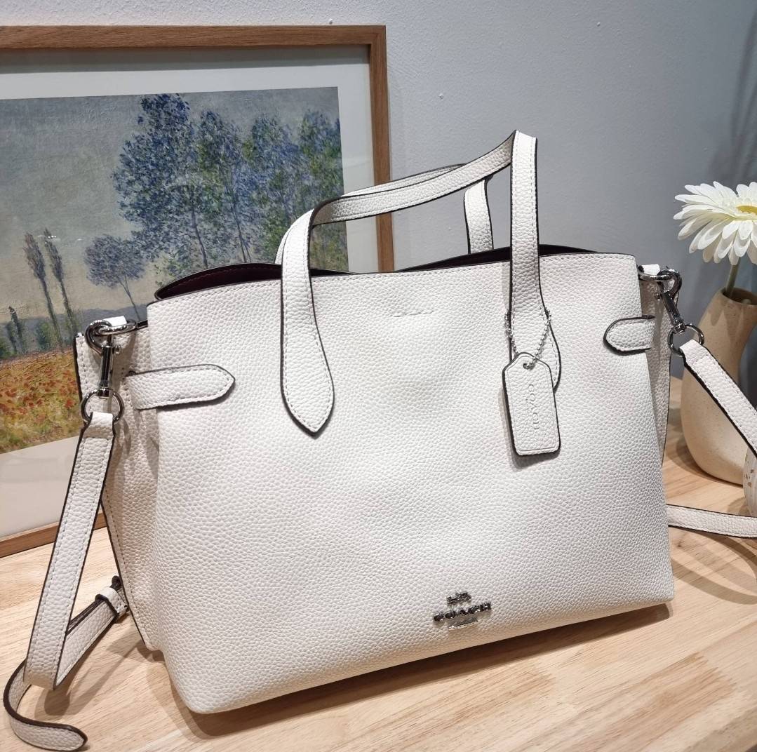 COACH HANNA CARRYALL IN SIGNATURE CANVAS / CH187 / CH195 / CH542 น้องใหม่ เรียบหรู ดูแพง กับกระเป๋าถือ/สะพายทรงสวย คงความคลาสสิค ดีไซน์ตกแต่งสายคาดจับจีบข้างกระเป๋าเพิ่มดีเทล มาพร้อมหูจับในตัว