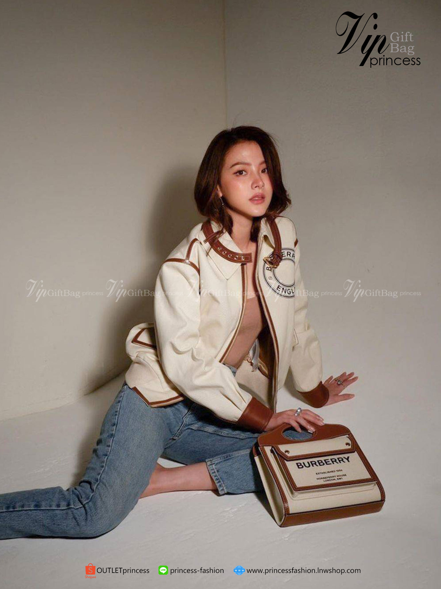 พรีเมี่ยมกิ๊ฟแท้ 100% BURBERRY MINI TWO TONE POCKET BAG New in ! VIP GIFT WITH PURCHASE (GWP)