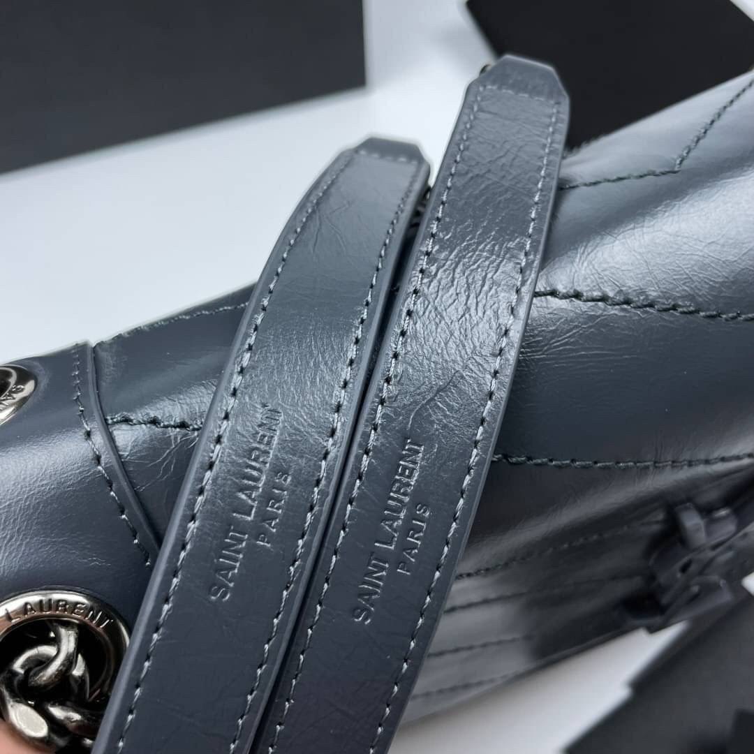 Saint Laurent Niki shoulder bag กระเป๋าสะพายรุ่นโดดเด่นด้วยโครงสร้างทำจากหนังวัว หนังมันเงา นิ่ม งานสวยมากๆ ค่ะ ด้านหน้าประดับโลโก้แบรนด์ และมีช่องสำหรับเก็บของที่หยิบใช้บ่อย ตอบโจทย์การใช้ชีวิตระหว่างวันได้ดีมากๆ สายสพายดีไซน์ได้หลายรูปแบบ แมทกับการแต่งต