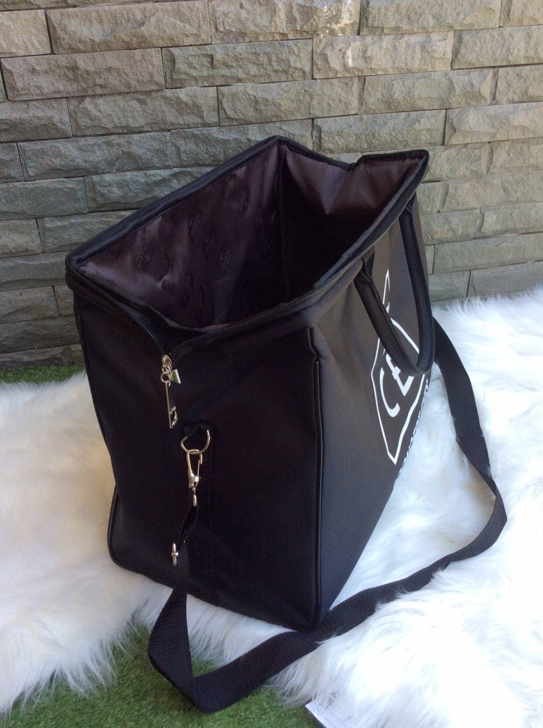 Don't Miss! กระเป๋าเดินทางแบรนด์ดัง 3CE ของแท้จากเกาหลีวัสดุ NYLON เนื้อหนาสีดำสกรีนโลโก้ 3CE ด้านหน้า หูหิ้วหนังแข็งแรงสะพายไหล่ได้ ใบใหญ่จุใจใส่เสื้อผ้า รองเท้าของใช้ได้เยอะ น้ำหนักเบา ดูแลรักษาทำความสะอาดง่าย เปิดปิดด้วยซิปสะดวกใช้ ภายในมีช่องเล็ก