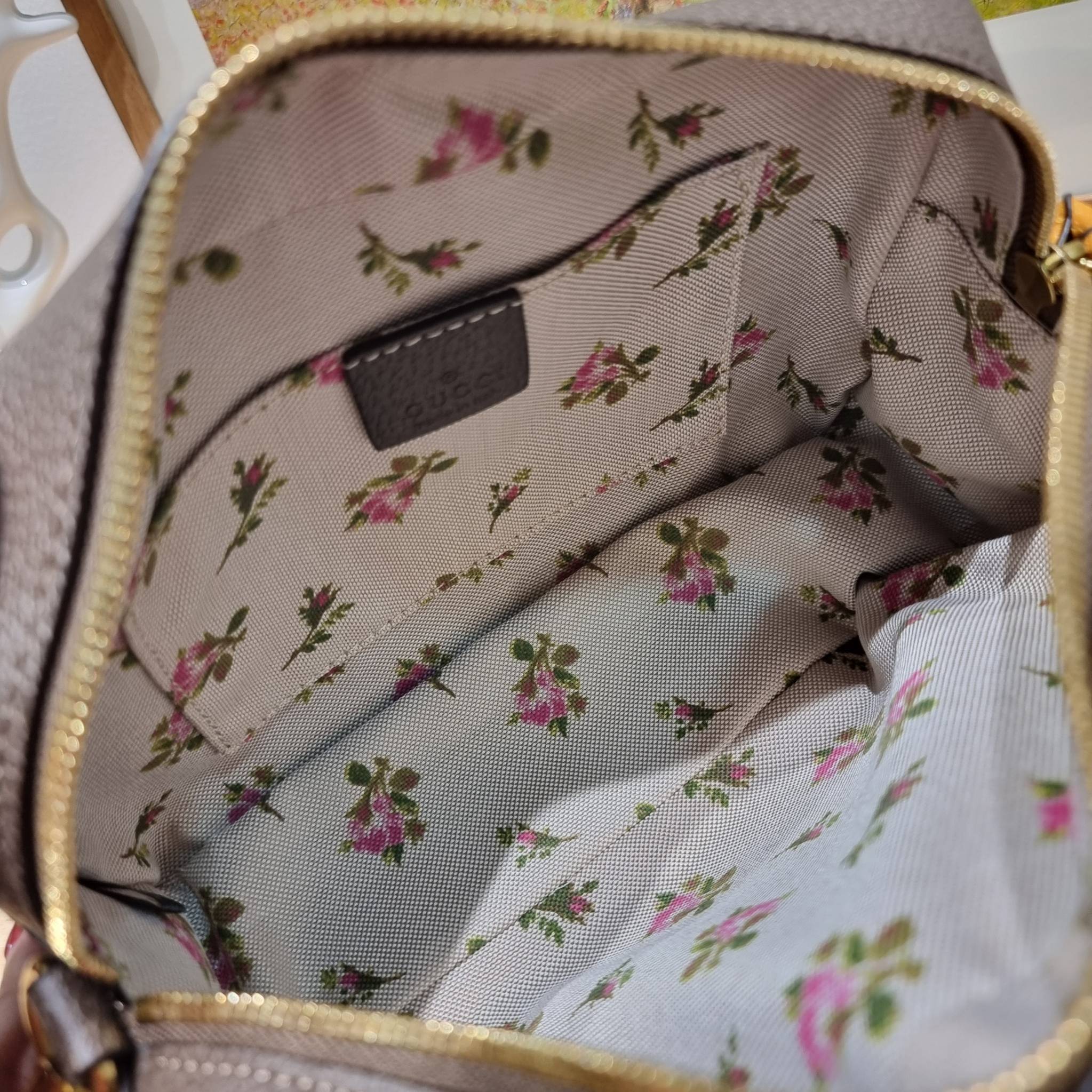 GUCCI NEO VINTAGE GG SUPREME MESSENGER BAG / GG neo vintage crossbody bag พร้อมส่ง กระเป๋าสะพายข้างตัวท็อปฮิต ทรงสวย ใช้งานง่าย โดดเด่นตรงสายสะพายสีสดใสเป็นเอกลักษณ์