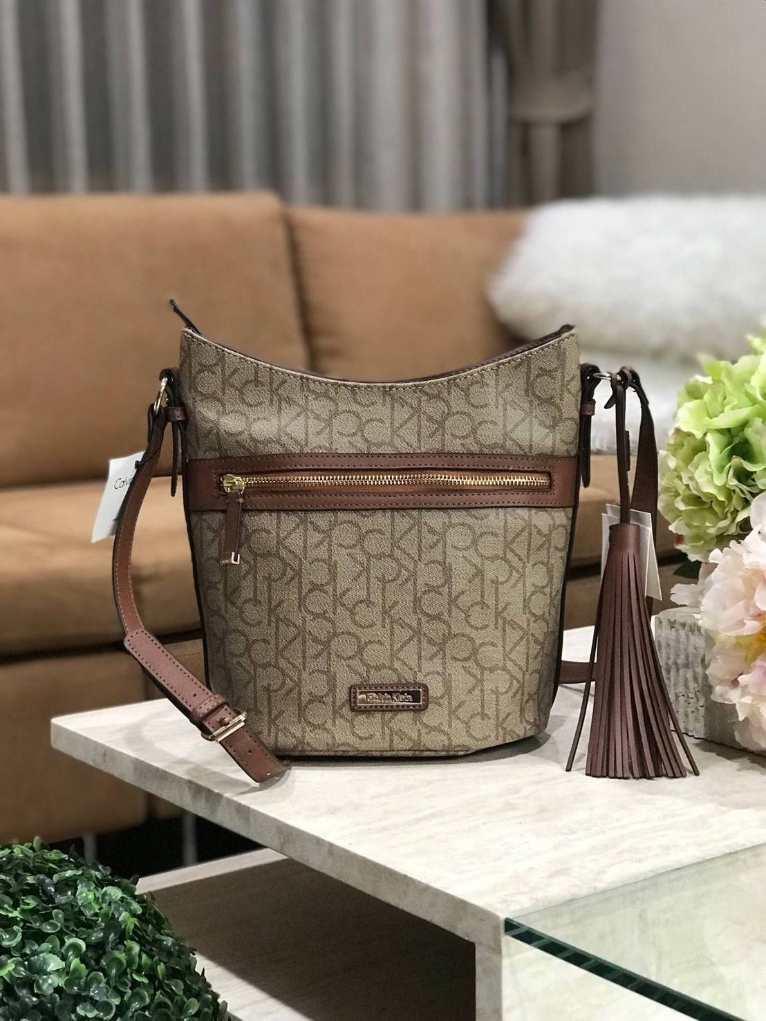 Calvin Klein CrossBody Bag Y2019 Newvin! กระเป๋าสะพายหนังสวยอยู่ทรง ลาย Signature แบรนด์รอบใบ ทรงถัง เปิดปิดด้วยซิป ด้านหน้าประดับโลโก้แบรนด์ อะไหล่ทอง ขนาดกำลังดี น้ำหนักเบา ภายในกว้าง ซับในพิมพ์แบรนด์ ใส่ wallet ยาวได้ พร้อมสายยาว ปรับได้ Crossbodyได้ค่