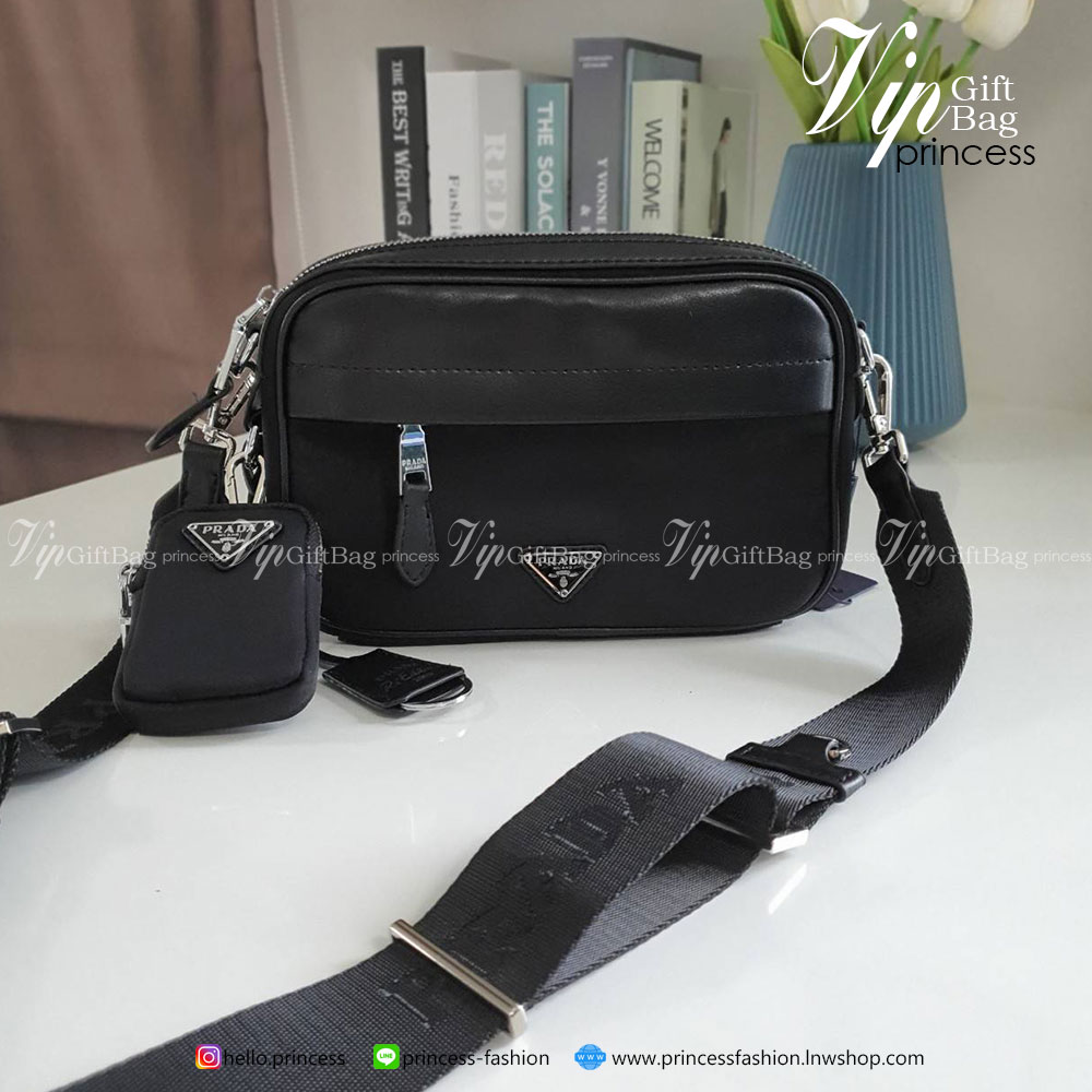 Prada วัสดุทำจาก หนังสลับNylon สามารถกันน้ำได้ ตัวกระเป๋าอยู่ทรงสวย ขนาดกำลังพอดี ไม่เล็กไม่ใหญ่ไป แถมมากับกระเป๋าห้อยใบเล็กคุ้มสุดๆ #อะไหล่เงินทั้งใบ ด้านหลังมีช่องใส่ของ เปิดปิดด้วยซิป ภายใน มีโลโก้แบรนด์ และช่องใส่ของแยก บุผ้าลายแบรนด์ สามารถใส่ มือถือ