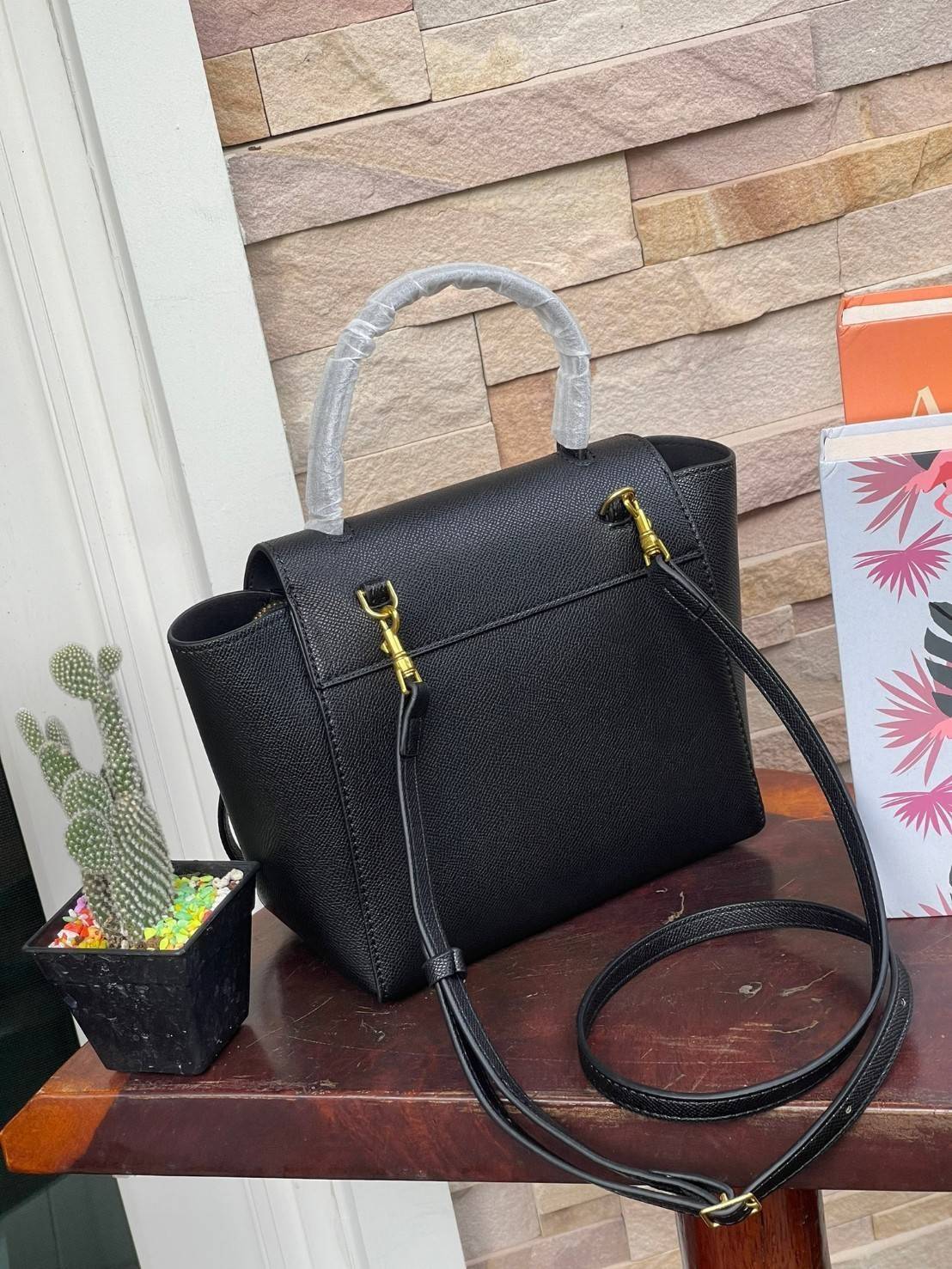 Celine NANO BELT BAG กระเป๋ารุ่น Belt Bag จาก CELINE เป็นกระเป๋าถือที่มีสไตล์มินิมอล และดูเรียบง่าย แต่หรูหรา ครองใจสาวก CELINE ได้เป็นอย่างดี โดยรวมแล้วรูปทรงของกระเป๋าถือว่าออกแบบมาได้อย่างพอดี ไม่มากหรือน้อยจนเกินไป คือช่วยให้คุณดึงดูดสายตาของผู้คนให้ม