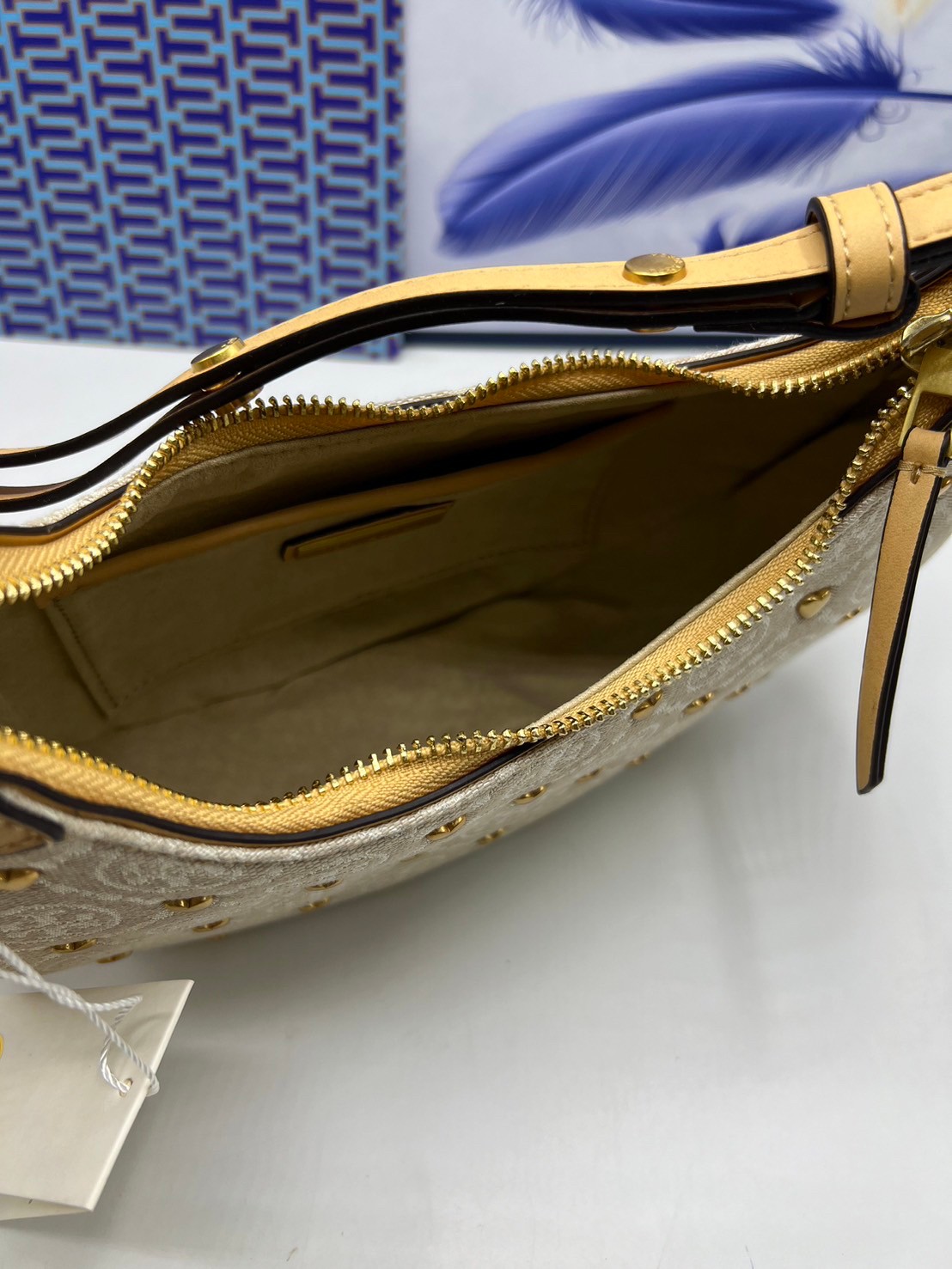 TORY BURCH T Monogram Crescent Bag NEW IVORY MULTI กระเป๋าทรงพระจันทร์เสี้ยวแต่งหัวใจสีทองสวยหรู น่ารักรุ่นใหม่ล่าสุด เกรดท็อปออริ เทียบแท้ 1:1 เกรดดีสุด