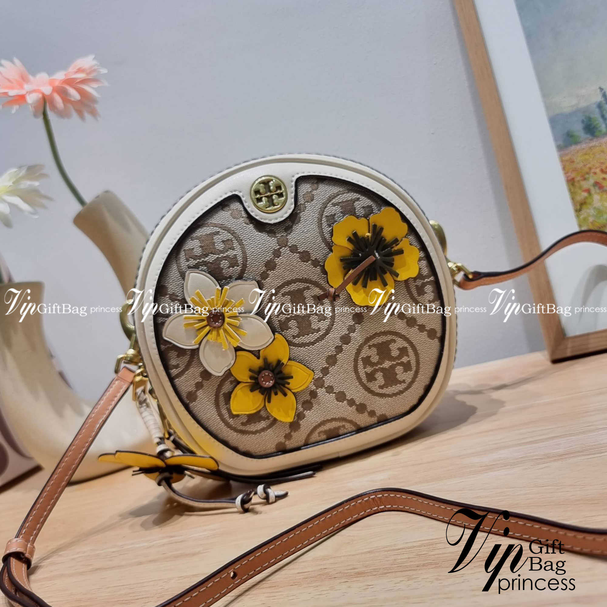 TORY BURCH T MONOGRAM FLORAL MOON CROSSBODY BAG คอลเลคชั่นใหม่ น่ารักให้ใจไปเลย กับประเป๋าสะพายทรงสวย ดีไซน์ใหม่ล่าสุด สไตล์งานคราฟ มีลูกเล่นประดับดอกไม้