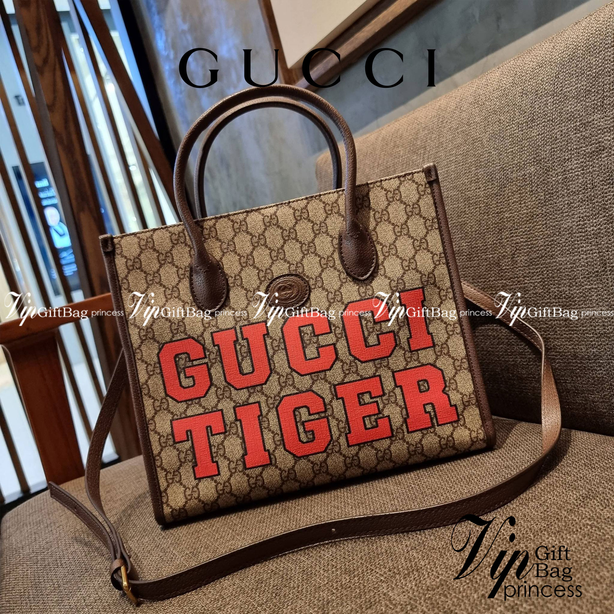 GUCCI Tiger GG small tote ใบใหญ่ ร้อนแรงไฟลุก!! ต้อนรับปีเสืออย่างเป็นทางการ จัดให้แบบเลิศๆ กับกระเป๋าทรงโท้ท วีไอพีพรีเมี่ยมกิ๊ฟ ไซส์ใหญ่ โดดเด่นด้วยจัมโบ้ฟอนท์ สวยเอกลักษณ์ วัสดุหนังแคนวาส ภายในโล่งกว้างมาก ใส่ของแบบแน่นๆ จุๆไปได้เลย หมดห่วง!! และยังมีส