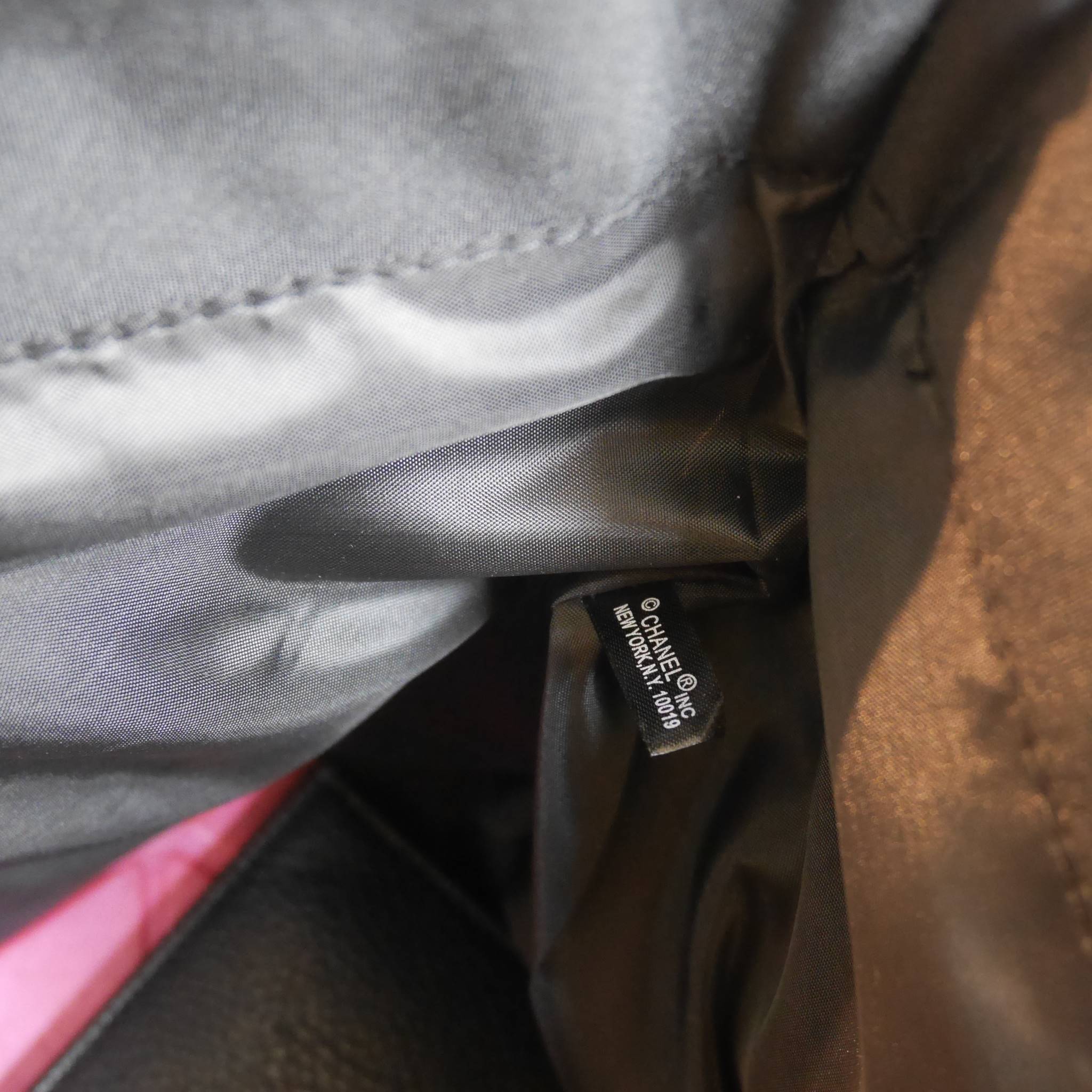 Must Have! Chanel Satin Shopping Bag กระเป๋าสะพายทรง Shopping Bag พรีเมี่ยมกิ้ฟ Limited Edition ของแท้ 100% นำเข้าจาก Chanel Perfume Counter ใบใหญ่วัสดุ SATIN ประดับคริสตัลสีดำโลโก้ CC สุดคลาสสิค ซับใน Polyester 100% เปิดปิดด้วยกระดุมแม่เหล็ก น้ำหนักเบา จ