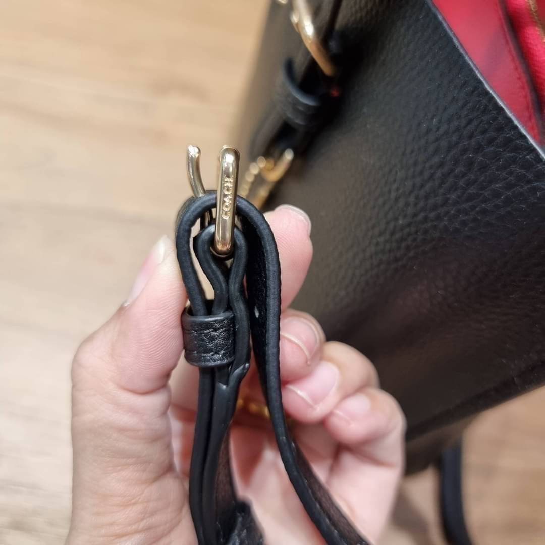 OUTTLET 】COACH MOLLIE TOTE 25 (C4250 C4084) น้องคนสวยอีกหนึ่ง!! กระเป๋าโท้ทไซส์เล็กที่สาวๆหลงรัก ดีไซน์คลาสสิคเหมือนเดิม เพิ่มเติมคือสะดวกขึ้นเยอะ!! ย่อส่วนมาจากใบใหญ่เป๊ะๆ น่ารักน่าใช้มากๆ วัสดุหนัง crossgrain ทนทาน ใช้งานง่าย เรียบหรูดูดีม้าก!! ภายในโล่