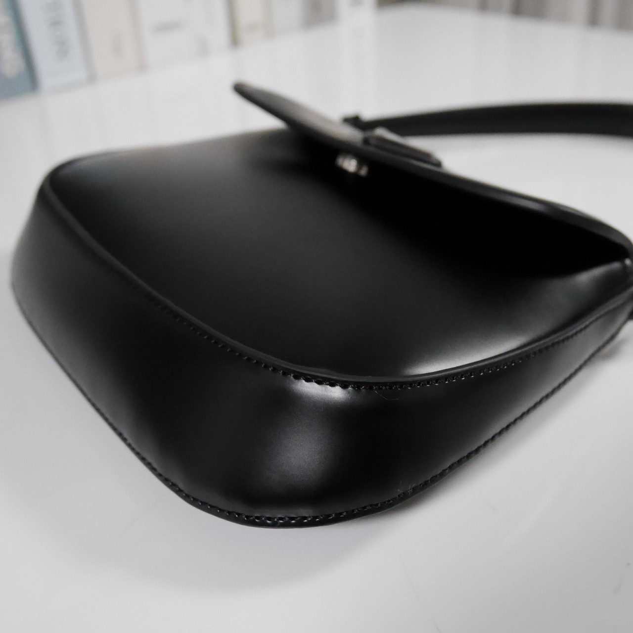 PRADA CLEO BRUSHED LEATHER SHOULDER BAG กระเป๋าทรงสวยยอดฮิต ทรงสะพายไหล่สวยหรูอยู่ทรง หนังเรียบเงาหรูสุดคลาสสิก