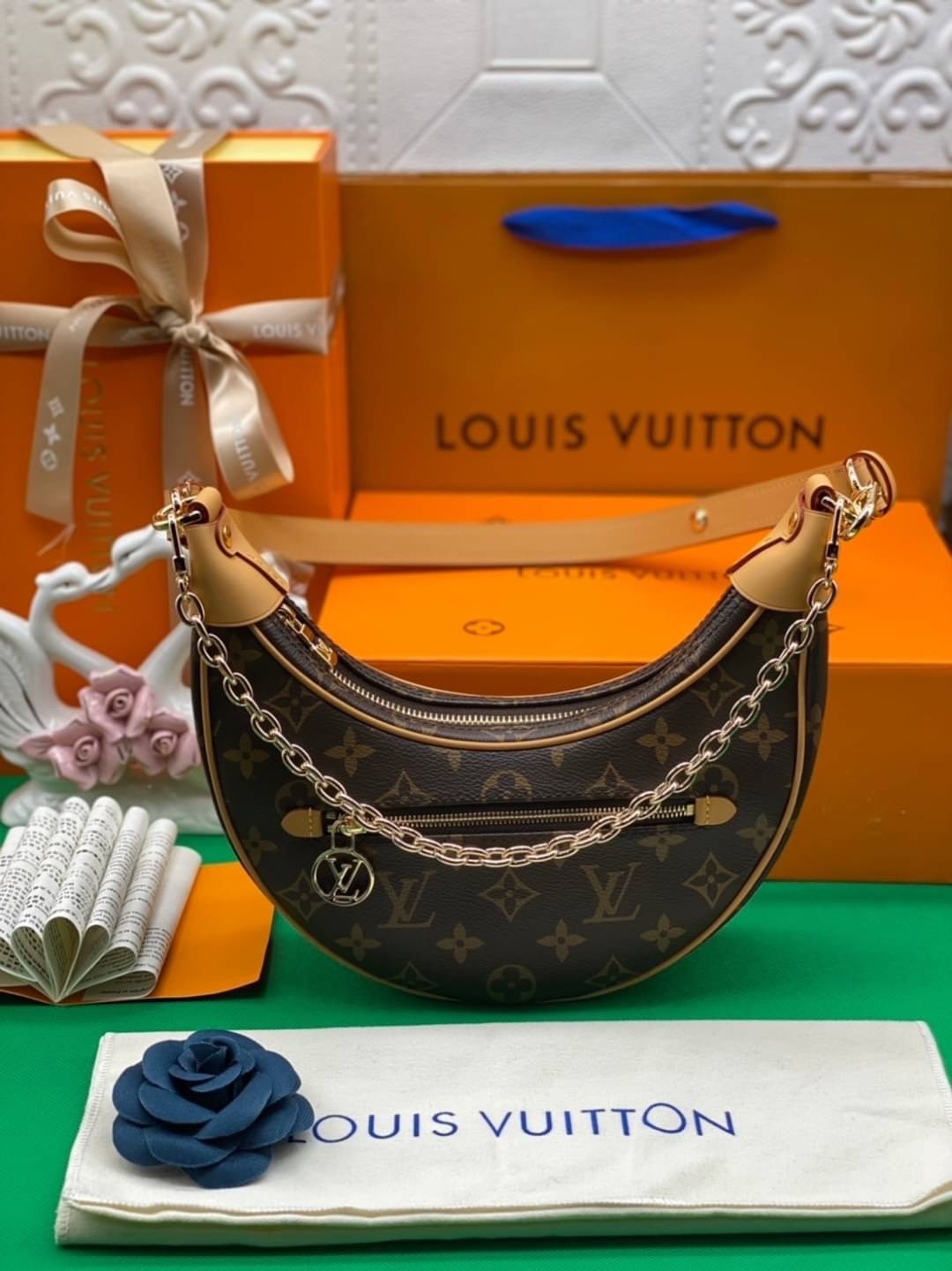 หนังแท้ LOUIS VUITTON LOOP BAG / LV MONOGRAM LOOP พร้อมส่งที่ไทย กระเป๋าสะพายรูปทรงกะทัดรัดและสายโซ่สำหรับสะพายไหล่ รวมถึงสายหนังแบบสะพายข้าง กระเป๋าซิปด้านหน้าปิดด้วยตัวดึงซิป LV Circle งานหนังแท้ทั้งใบ ออริจินอลเกรด ภาพสินค้าถ่ายจากงานขายจริง ใช้งานต่าง
