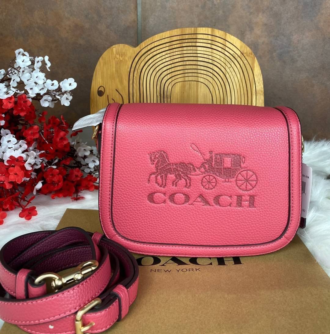 OUTLET 】COACH SADDLE BAG WITH HORSE AND CARRIAGE (COACH C4058) หนังกรวดละเอียดภายในกระเป๋ามัลติฟังก์ชั่น กระดุมแม่เหล็ก ซับในผ้านอกกระเป๋าเปิด สายสะพายถอดได้ สายสะพายยาว 22" สำหรับสะพายไหล่หรือ crossbody