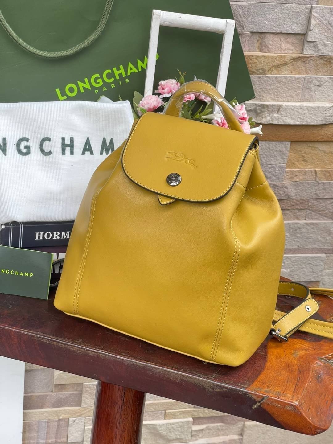 Longchamp Le Pliage Cuir Xs Leather Backpack แบรนด์ติดเทรนด์ตลอดไม่เคยเปลี่ยนกับ ทรง Le Pliage Cuir หนึ่งในตระกูลกระเป๋าสุดไอคอนิกจากแบรนด์ เมื่อรุ่น Le Pliage Cuir ในรูปแบบของหนังแกะ Metis ได้ถือกำเนิดขึ้นในปี 2012 เป้ที่มีการจัดการปรับดีไซน์ให้มีขนาดกำล