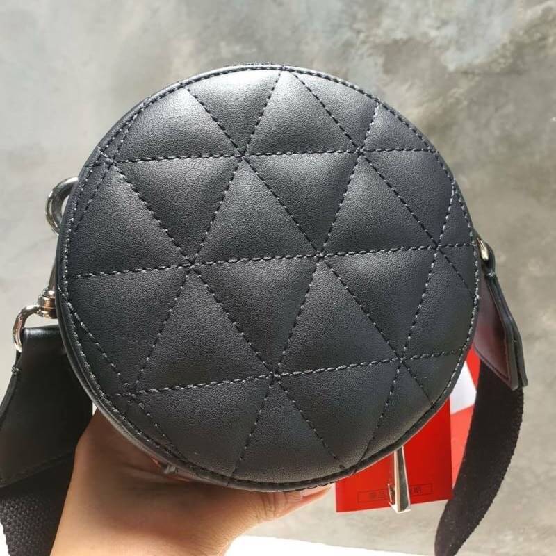 Guess Laiken mini crossbody bag กระเป๋าสะพายข้างด้านหน้าติดโลโก้แบรนด์ รูปทรงดีไซน์เก๋ เป็นรูปวงกลม เปิดปิดด้วยช่องซิปยาว ด้านในเป็นช่องกว้าง มีป้ายแบรนด์ติดด้านใน และมีช่องเสียบ สายสะพายทรงสปอร์ต สามารถปรับระดับได้ ทรงเก๋ๆ ชิคๆ ชิวๆ แบบนี้ รีบสอยนะคะ