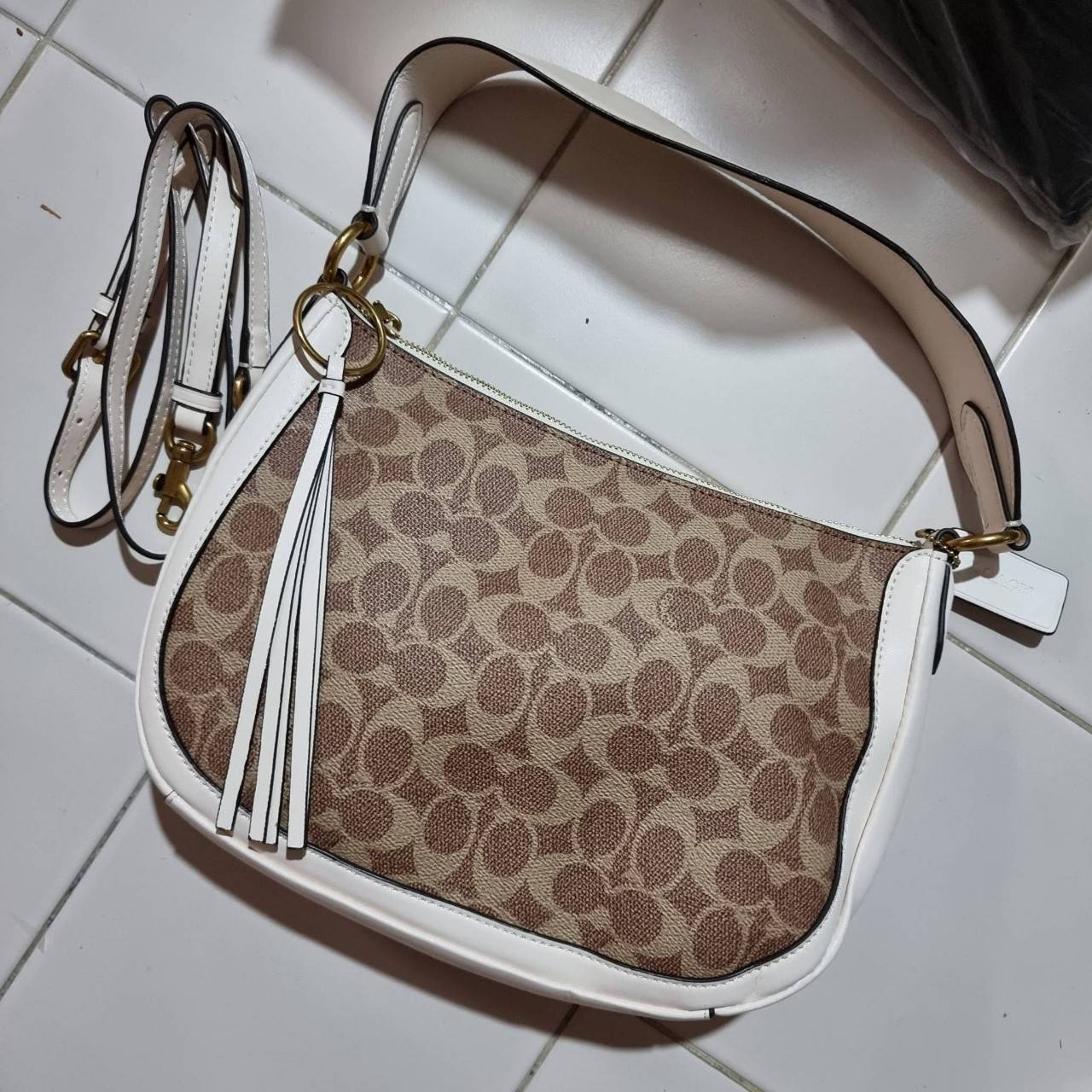 COACH 52577 SUTTON CROSSBODY IN SIGNATURE CANVAS กระเป๋าสะพายไหล่ สวยคลาสสิค สไตล์วินเทจ ใบใหญ่จุใจ วัสดุหนังแคนวาสเคลือบลาย สายคล้องไหล่ในตัว ภายในโล่งกว้าง จุของได้เยอะแน่นๆ มาพร้อมสายสะพาย crossbody ที่จะถอดออก หรือจะสะพายก็เก๋ สวยโดดเด่นแน่นอน พร้อมเส