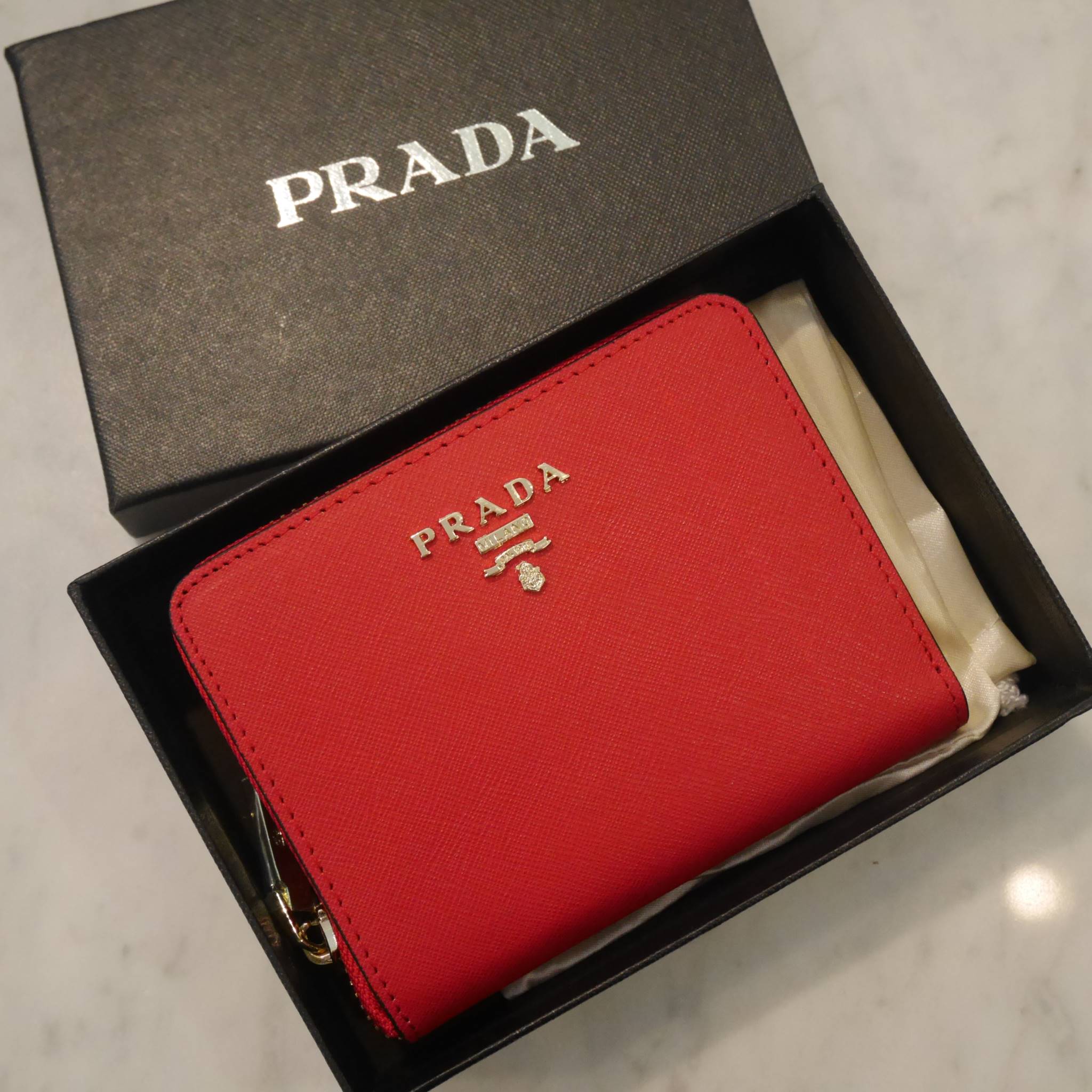 New Color•• รุ่นที่รอคอยสำหรับสาวๆที่ชอบ กปต.สั้น ก็มาแล้วค้า กับ Prada Short Saffiano wallet กระเป๋าสตางค์สั้น ขนาดกะทัดรัด เปิดปิดด้วยซิป อะไหล่ทอง ปั้มแบรนด์ ทั้งใบ **จุดเด่น มีช่องใส่รูปถ่าย ใส่บัตรได้หลายช่อง ด้านในมีช่องซิปแยกอีก1ช่องค้า อีกหนึ่งไอเ