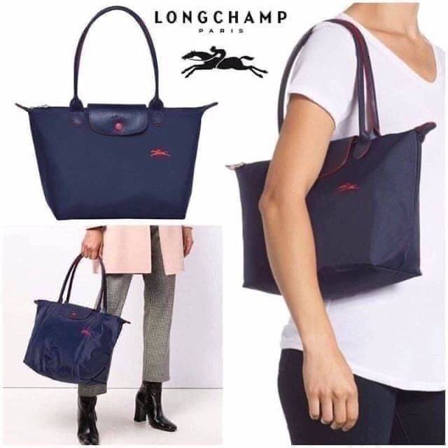Longchamp LE PLIAGE Club (พร้อมส่ง 8 สี) TOTE BAG S กระเป๋ารุ่นยอดนิยม ที่สาวๆ ต้องมีไว้เก็บไว้สักใบ ด้วยตัวน้ำหนักกระเป๋า Longchamp เบาแสนเบา แต่จุของได้เยอะมาก สำหรับลุคทางการกึ่งลำลอง แฝงความสบาย ยามเดินทาง จุดเด่นอย่างหนึ่งของ กระเป๋าก็คือ สามาถพับเก็