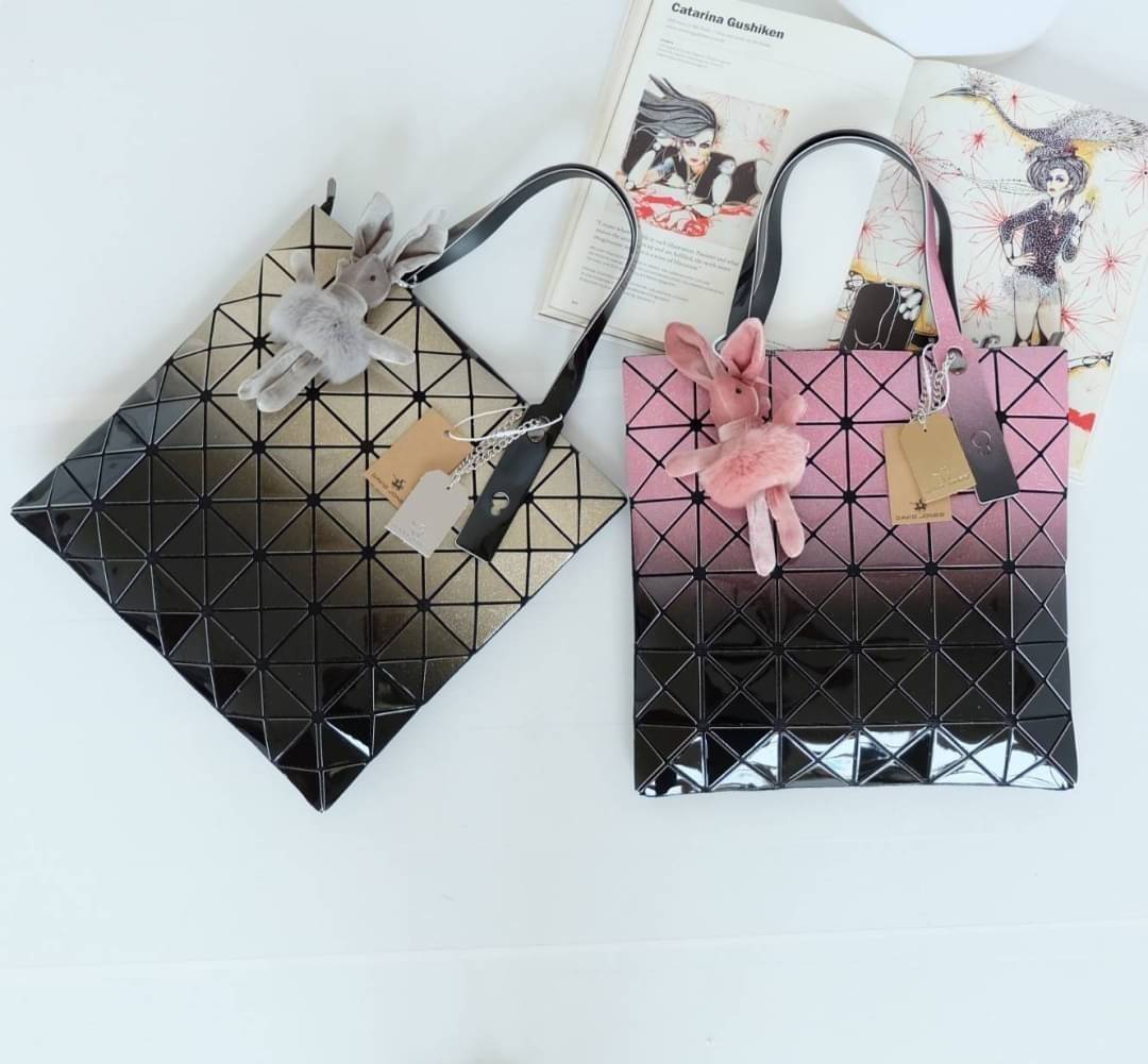 David Jones รุ่น Candy color ใบนี้ มาพร้อมกับน้องกระต่าย สีเข้า set กับกระเป๋าคะ