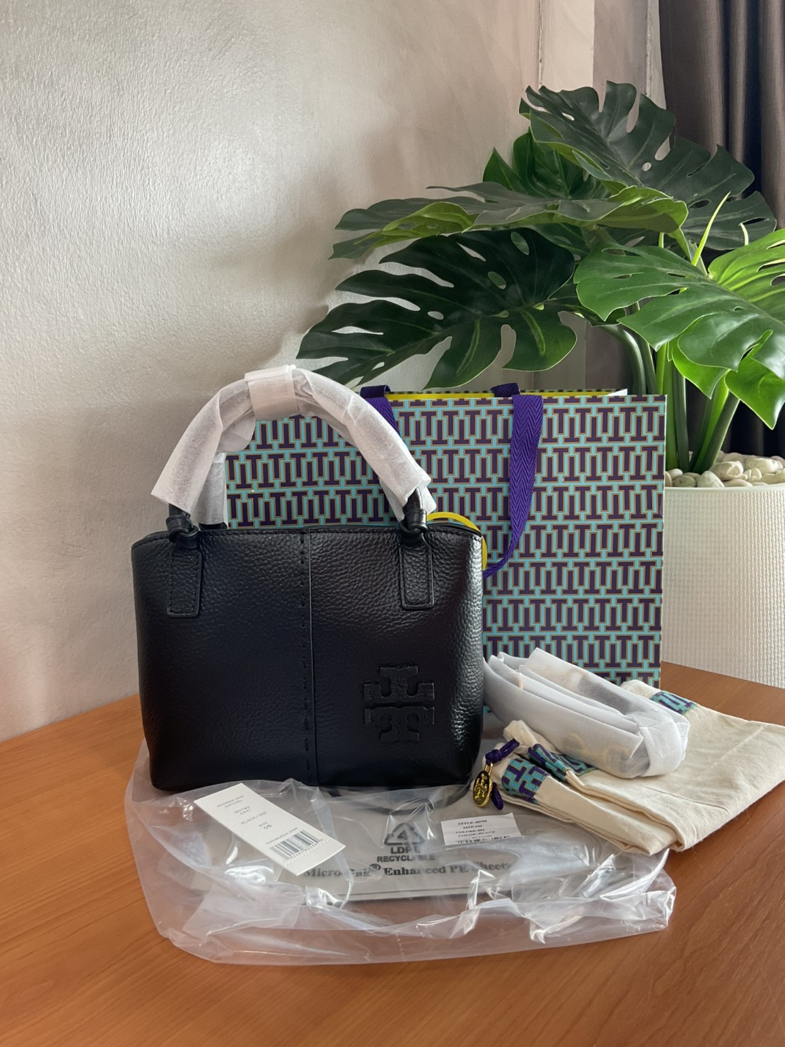 Tory Burch McGraw Mini Satchel กระเป๋าถือ/สะพาย Crossbody วัสดุหนังลูกวัวแท้ 100% ด้านหน้าประดับโลโก้หนัง ตัดเป็นรูปตัว T สัญลักษณ์แบรนด์ ตัวกระเป๋าเดินด้ายเล่นลายเพิ่มลูกเล่น เพื่อความเก๋!!