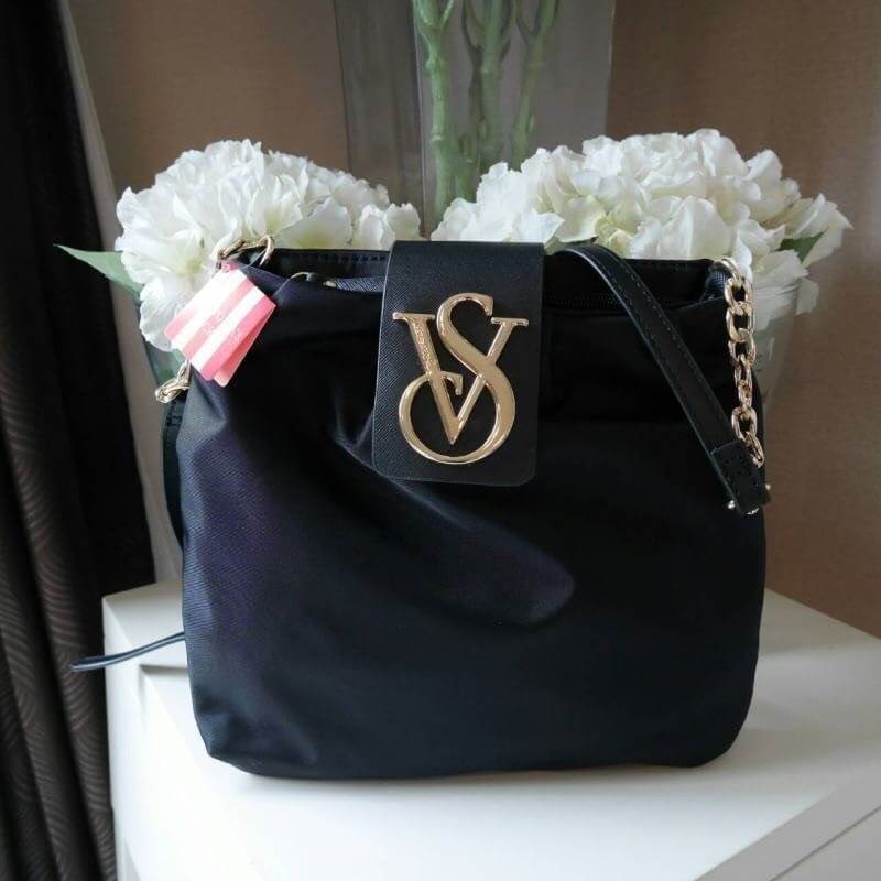 New!! Victoria Secret 2018 nylon crossbody bag กระเป๋าสะพายข้างทรงเก๋ วัสดุ nylon เต็มใบ อะไหล่ทอง กันน้ำได้ เปิดปิดด้วยฝากระดุมจับจีบเล็กน้อย ตกแต่งโลโก้ VS และซิปอีกขั้นคะ ด้านในสวยหรู จุของได้กำลังดี บุผ้าปั้มลายเสือ sexy ลื่นนิ่มมือ สายยาวปรับระดับได้