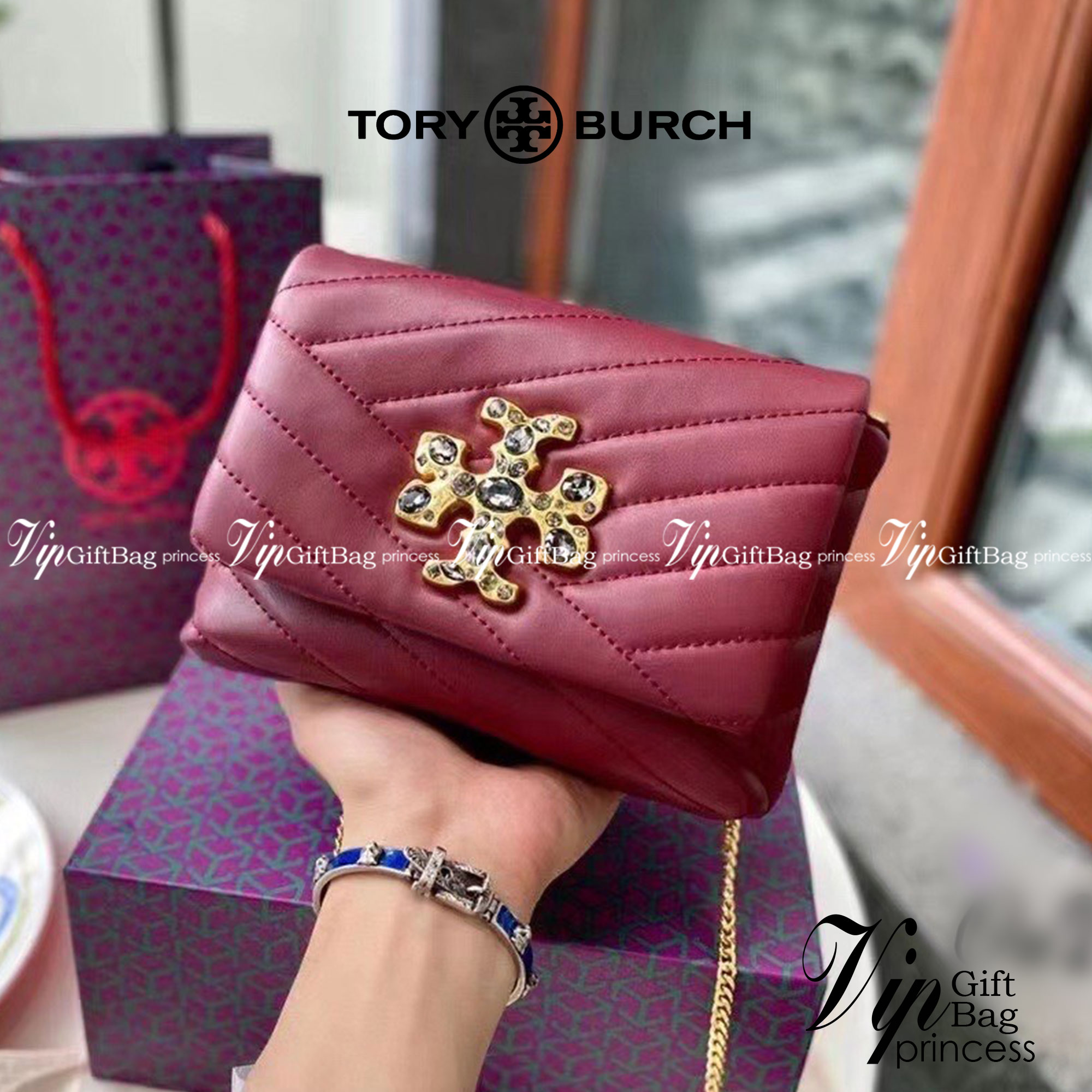 TORY BURCH KIRA CHEVRON EMBELLISHED LOGO MINI BAG ตามคำเรียกร้องจ้า!! ไซส์มินิ สะดวกใช้ พกพาง่าย สไตล์คุณหนู!! กระเป๋าสะพายข้าง ดีไซน์ทรงคลาสสิค โดดเด่นด้วยโลโก้ดีไซน์ประดับเม็ดสี เพิ่มมูลค่าและดึงดูดสายตามากขึ้น วัสดุหนังแกะ สัมผัสนิ่มมือ เปิด-ปิดด้วยกระ