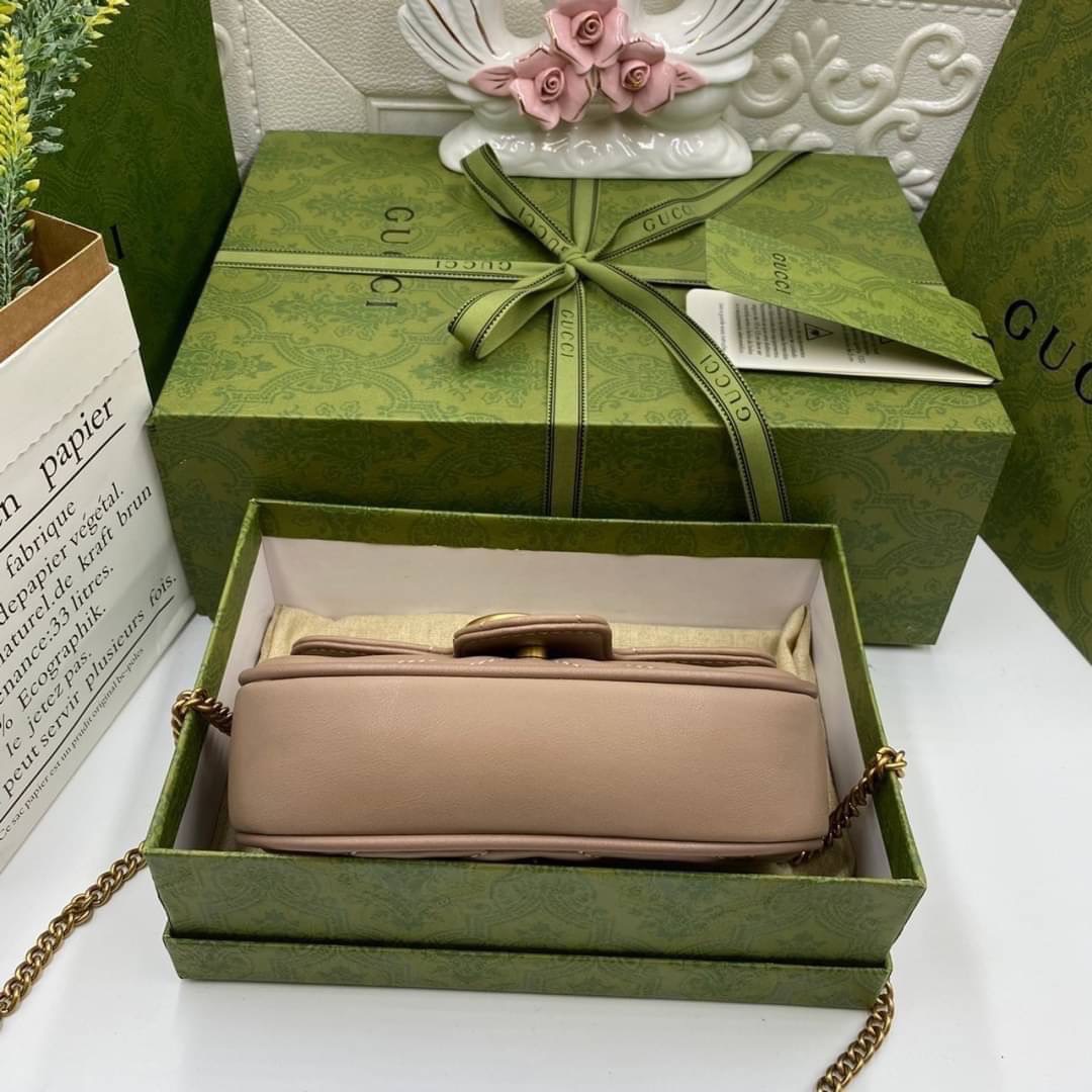 หนังแท้ GUCCI GG Marmont Super Mini กระเป๋าสะพายข้างใบเล็ก น้องมินิ น่ารั๊กมุ้งมิ้ง วัสดุหนังแท้เชฟรอน สายสะพายแบบโซ่ อะไหล่ทองหรูหรา ด้านหน้าประดับโลโก้แบรนด์หรู ทนทาน แข็งแรง น้ำหนักเบา น่ารักมุ้งมิ้ง ไม่ควรพลาดเลยค่า ภาพสินค้าถ่ายจากงานขายจริง ใช้งานต่