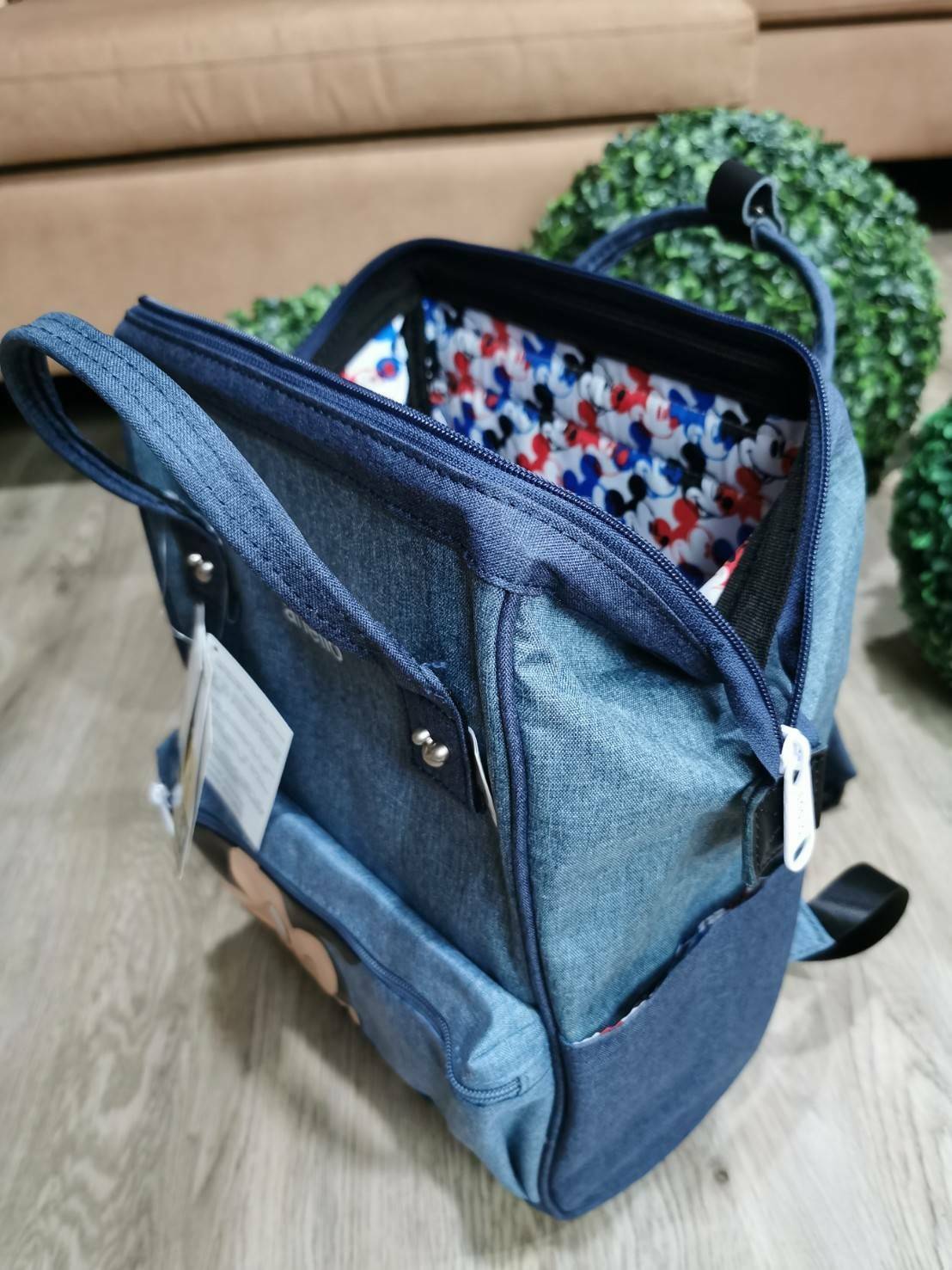 ส่งความน่ารัก! ANELLO x Disney Collection MINI DT-G006 กระเป๋าสะพายเป้ Limited คอลเลคชั่นดิสนีย์ขนาดมินิกำลังดี วัสดุ Polyester100% ด้านหน้ามีโลโก้และช่องซิป ด้านหน้าและด้านข้างพิมพ์ลายมิกกี้โดดเด่น มี Pocket ใส่ขวดน้ำซ้ายขวา ด้านหลังมีช่องซิปสะดวกใช้ภายใ