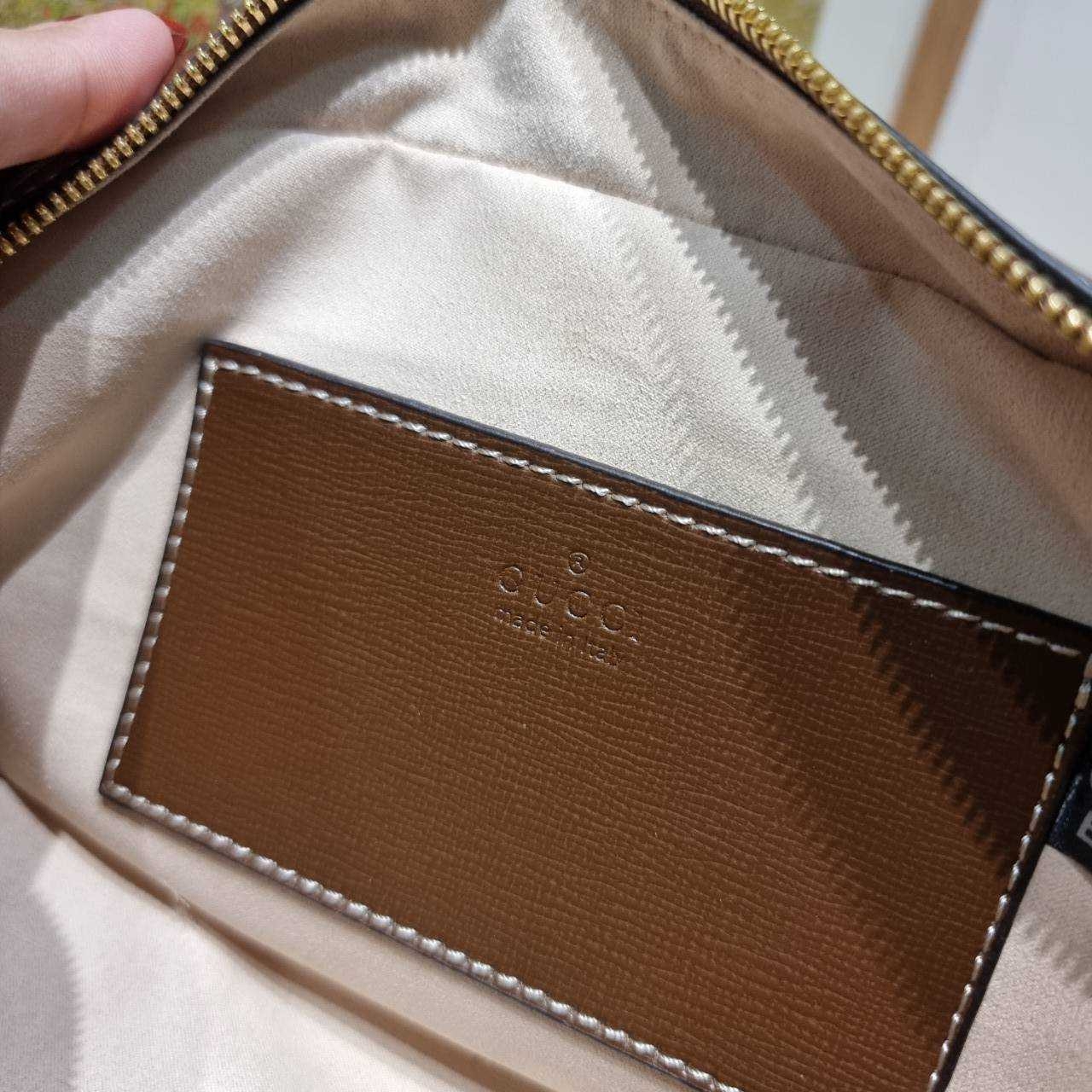 GG HORSEBIT 1955 SMALL SHOULDER BAG ที่สุดของความคลาสสิค กับกระเป๋าสะพายทรง camera ที่ใช้งานง่ายและคล่องตัว โดดเด่นด้วยอะไหล่โลโก้วินเทจเอกลักษณ์