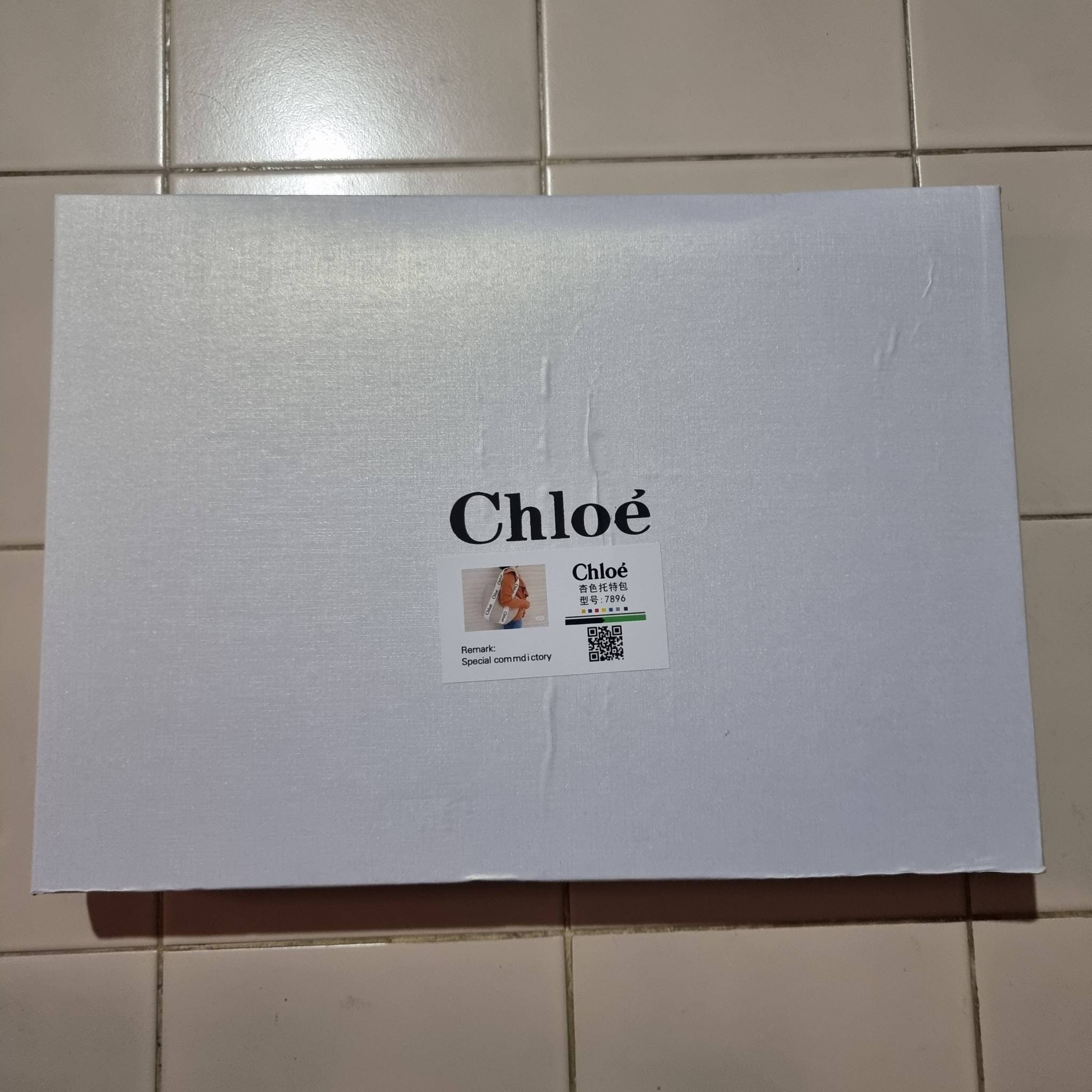 CHLOE LARGE WOODY BASKET กระเป๋าสะพายสานทรงตะกร้า ยอดฮิตติดลมของแบรนด์ ด้วยวัสดุสังเคราห์จากธรรมชาติ สานทอเต็มใบออกมาเป็นลวดลายสวยงาม ตัดด้วยริบบิ้นคาดโดดเด่น ภายในโล่งกว้างมาก จุของได้เต็มที่ เป็นดีไซน์ผู้ดีย้อนยุคที่ดูแพงจริงๆ ใบนี้สามารถสะพายไปเที่ยว ไ