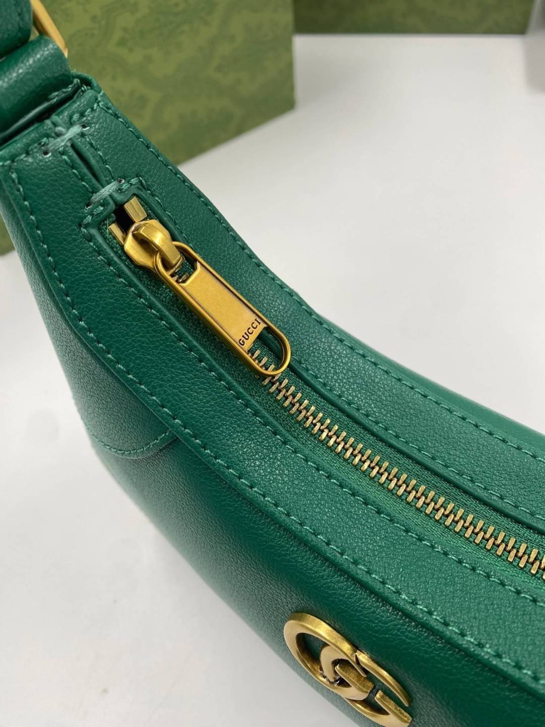 GUCCI Aphrodite small shoulder bag กระเป๋าสะพายทรงคลาสสิค ดีไซน์ย้อนยุคผสานความโมเดิร์นด้วยรูปทรงพอช ที่ใช้งานได้ทุกสไตล์ วัสดุหนังแคนวาส ทนทาน ภายในกระเป๋าเป็นช่องโล่ง