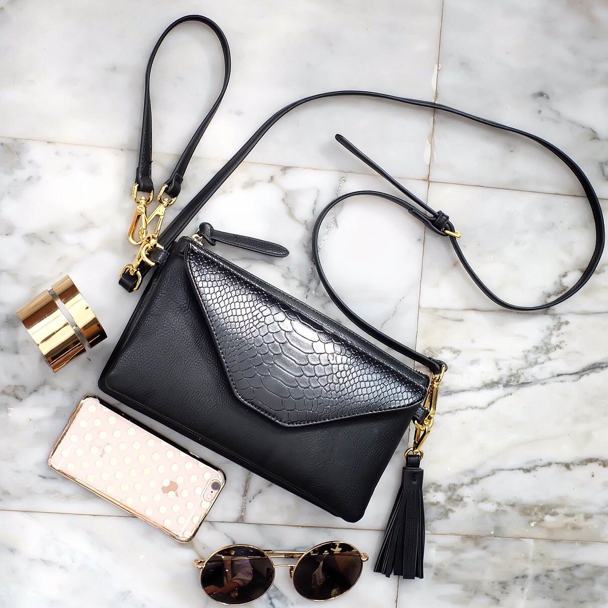 รุ่นขายดีที่สุด จนต้องทำ Size ใหม่เพิ่ม กระเป๋า สะพาย 3in1 ถือ/สะพายได้หลายแบบตามสไตล์ ใบนี้แนะนำเลยค่ะ ควรมีติดตู้ !! 😍กระเป๋า KEEP Doratry shoulder &clutch bag ตัวกระเป๋าผลิตจากหนังแกะเทียม ตัดกับ ลายงู ลายหนังชัดเจน สวย อะไหล่ทองเพิ่มความหรูให้