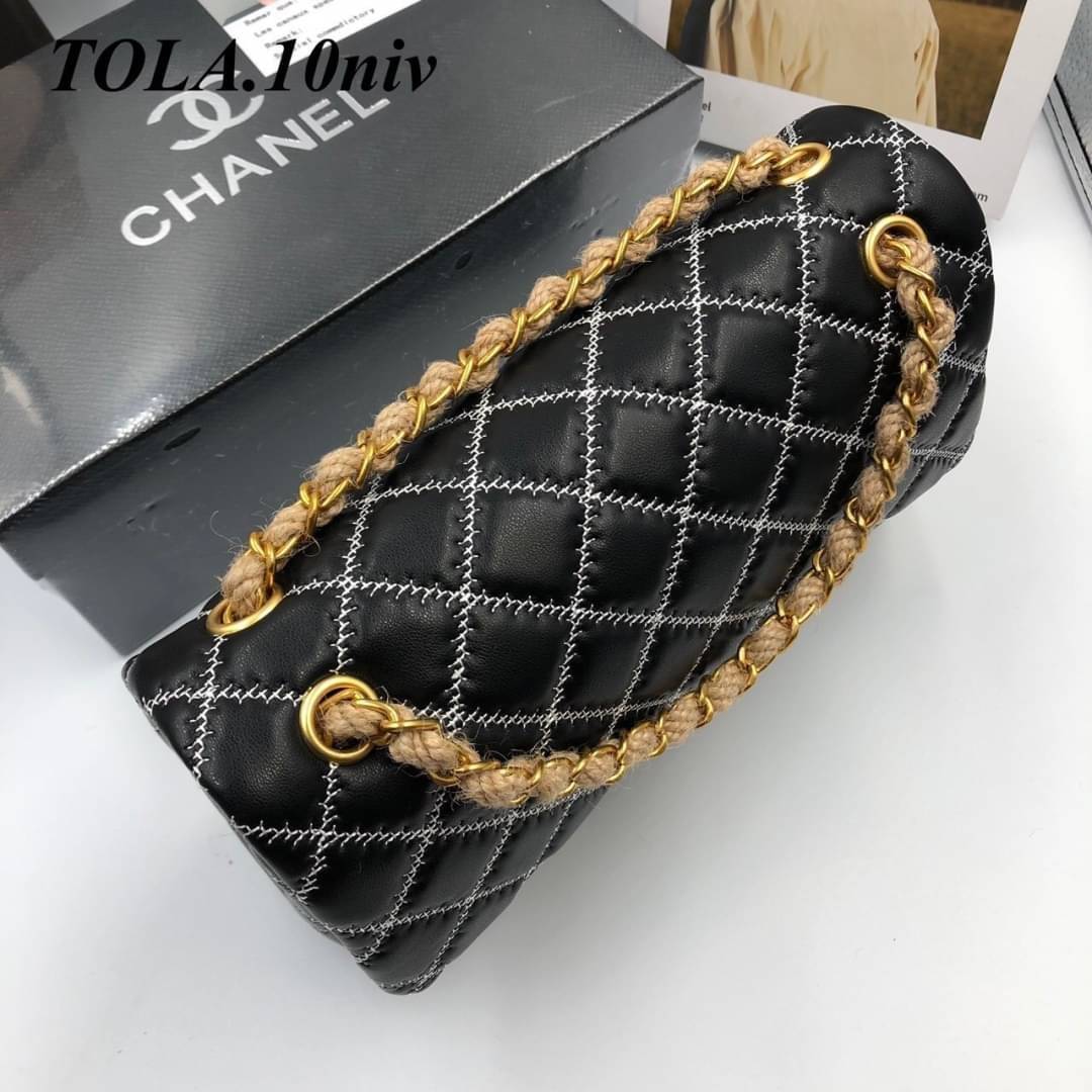 CHANEL Classic 10" รุ่นใหม่ หนังเรียบตะเข็บตารางสีขาวสวยคลาสสิค โดดเด่นด้วยสายโซ่สีทองร้อยเชือกสวยหรู พร้อมส่งที่ไทยไม่ต้องรอพรีฯ