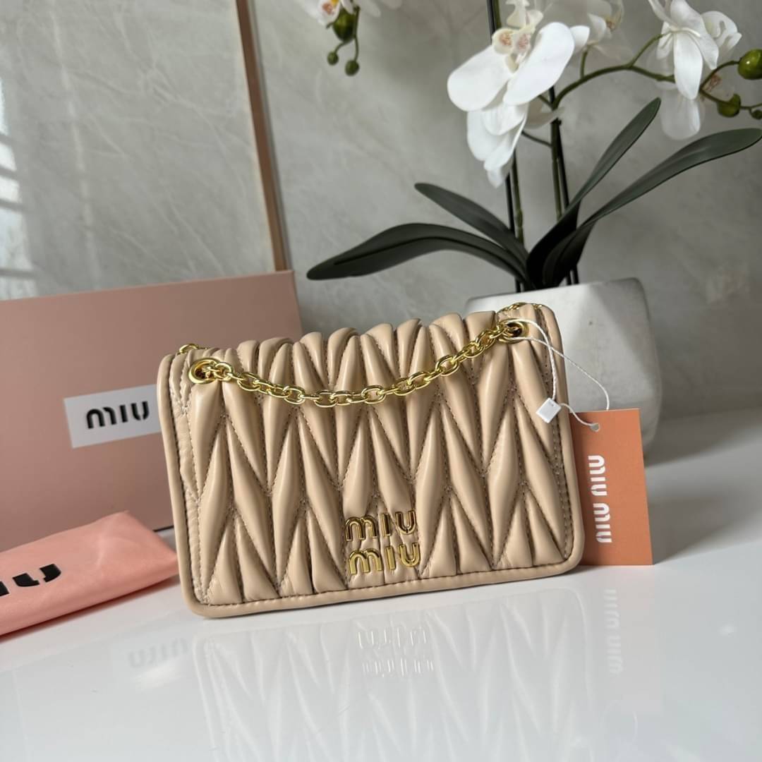 Miu Miu Matelassé Nappa Leather Mini Bag / Miu Miu Woman’S Bag Chain Mini bag กระเป๋ามินิรูปทรงสี่เหลี่ยมวัสดุหนังNappa มีความนุ่มมือและเงางาม