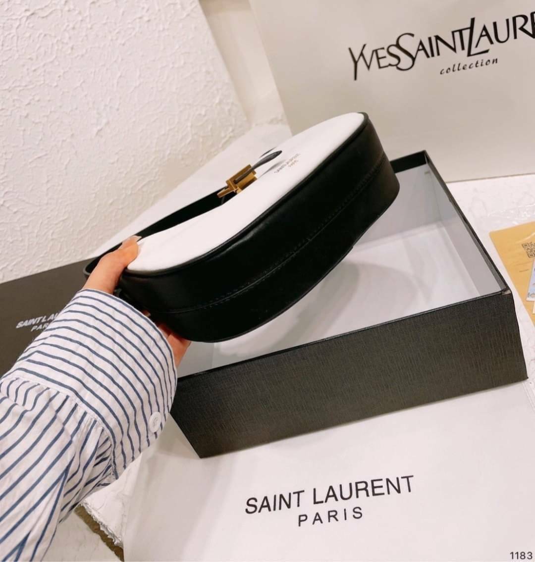 VIP 🥂 YSL HOBO LE FERMOIR / Yves Saint laurent le fermoir hobo bag in shiny leather กระเป๋าสะพายไหล่ ดีเทลหรู สวยครบทุกมุม ตอบโจทย์สาวๆทุกไลฟ์สไตล์ เพราะใช้งานได้ง่ายและสะดวก สัมผัสดีงามมากๆ น้ำหนักเบา ดูแพงที่สุด ปากกระเป๋ามีสายคาด กันของหล่นได้ร