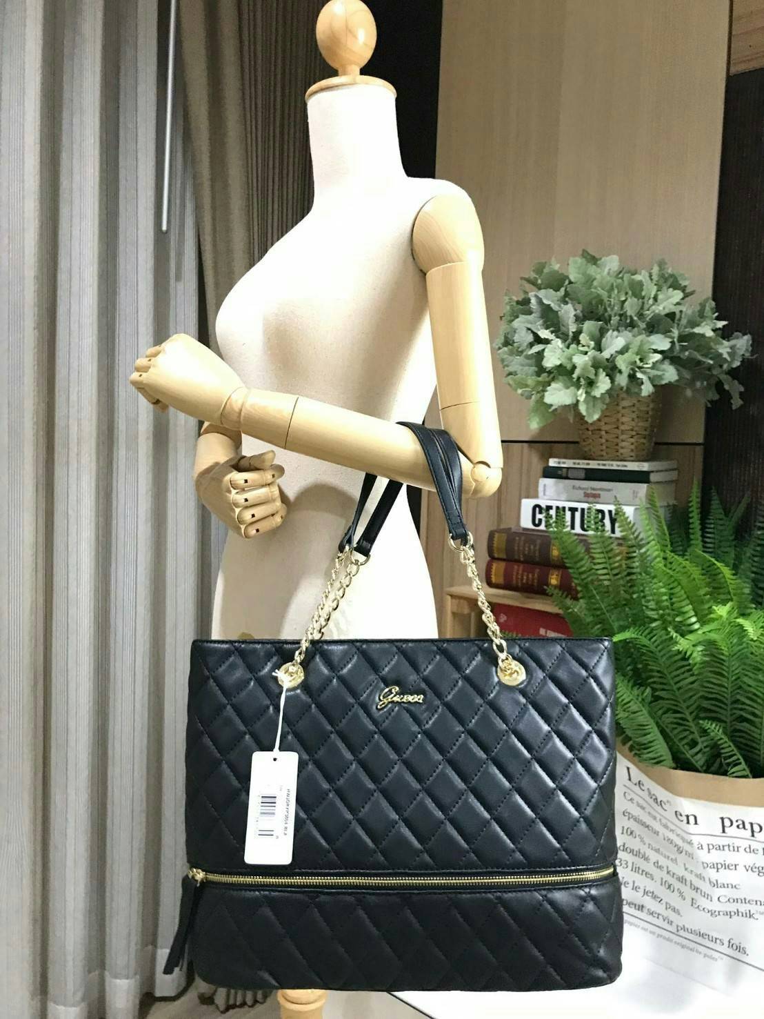 GUESS WOMEN’S SHOPPER BAG WITH ZIPS (SIZE L) กระเป๋าสะพายรุ่นใหม่ล่าสุดจาก GUESS FACTORY ลายตารางข้าวหลามตัดหนังนิ่มสวยอยู่ทรงไม่ย้วยขนาดใหญ่กำลังดี ด้านหน้าประดับโลโก้ พร้อมแต่งซิปดูมีดีเทล หูหิ้วสะพายไหล่โซ่ต่อหนังเเข็งแรงรับน้ำหนักได้เยอะ เปิดปิดด้วยซิ