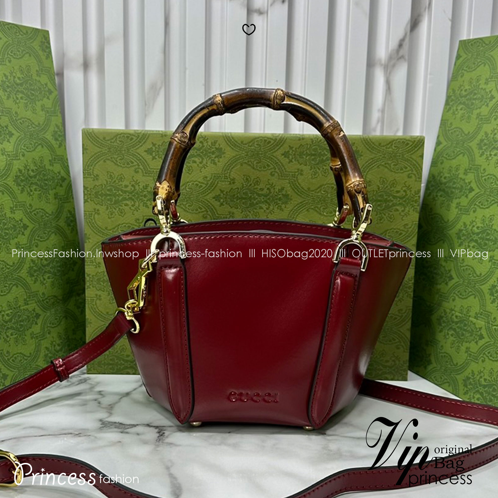 GUCCI Mini bamboo top handle tote bag กระเป๋าสะพายทรงตะกร้า หูจับลายไม้ไผ่ตัดสีได้อย่างลงตัว ถือแล้วดูขับผิวสวยงาม งานหนังแท้หนังเงาดูแพง ให้ความรู้สึกถึงงานฝีมือที่โดดเด่น ด้วยฐานทรงหกเหลี่ยม พร้อมส่งที่นี่ก่อนใคร รีบจับจองเลยน้า