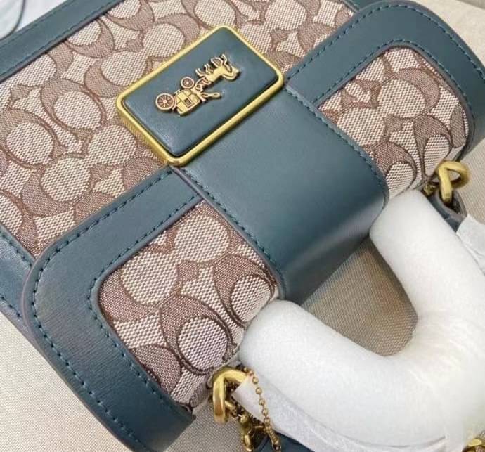 ใบจริงสวยหรูมากๆค่ะ💥 COACH ALIE TOP HANDLE IN SIGNATURE JACQUARD ((C4822)) พร้อมส่งที่ไทยค่ะ! กระเป๋าหิ้ว//สะพายข้าง วัสดุ Jacquard+หนังแท้ได้ลงตัวสวยงามมากๆค่ะ คลาสสิคสุดๆ เปิดปิดกระเป๋าแบบกดล็อค ช่องหลักกางออกได้กว้างสามารถใส่กระเป๋าเงินใบกลางได