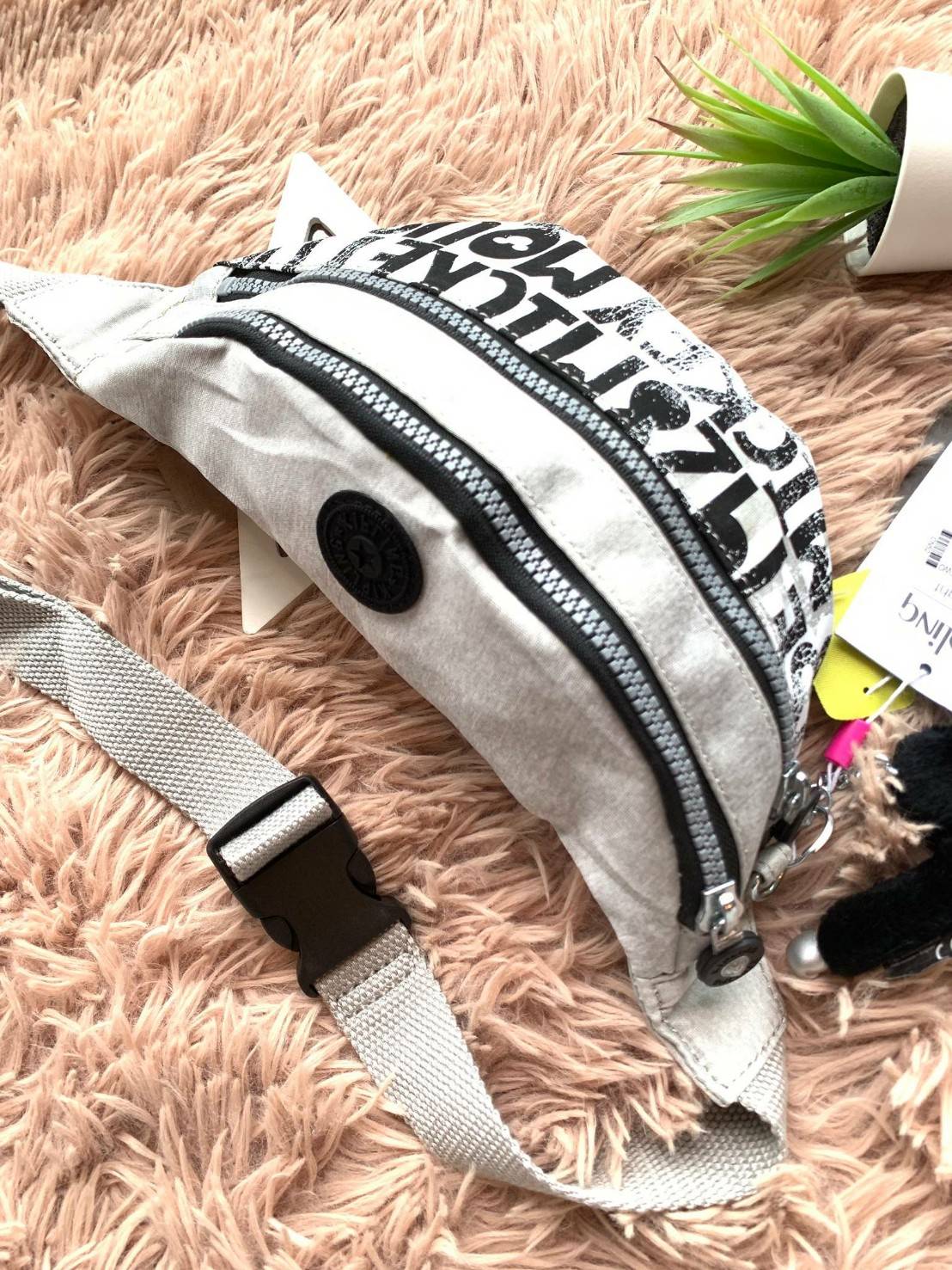 Kipling Women's Metallic Disney's® Mickey Mouse Yasemina Fanny Pack อีกหนึ่งaccessories จากคอลเลคชั่นลิมิเตทมิคกี้ที่ออกมาในรูปแบบกระเป๋าคาดอกหรือคาดเอว วัสดุsynthetic material ด้วยรูปแบบทันสมัยและลงตัว สามารถใช้งานติดตามไปได้ทุกที่เลยคร้า!!